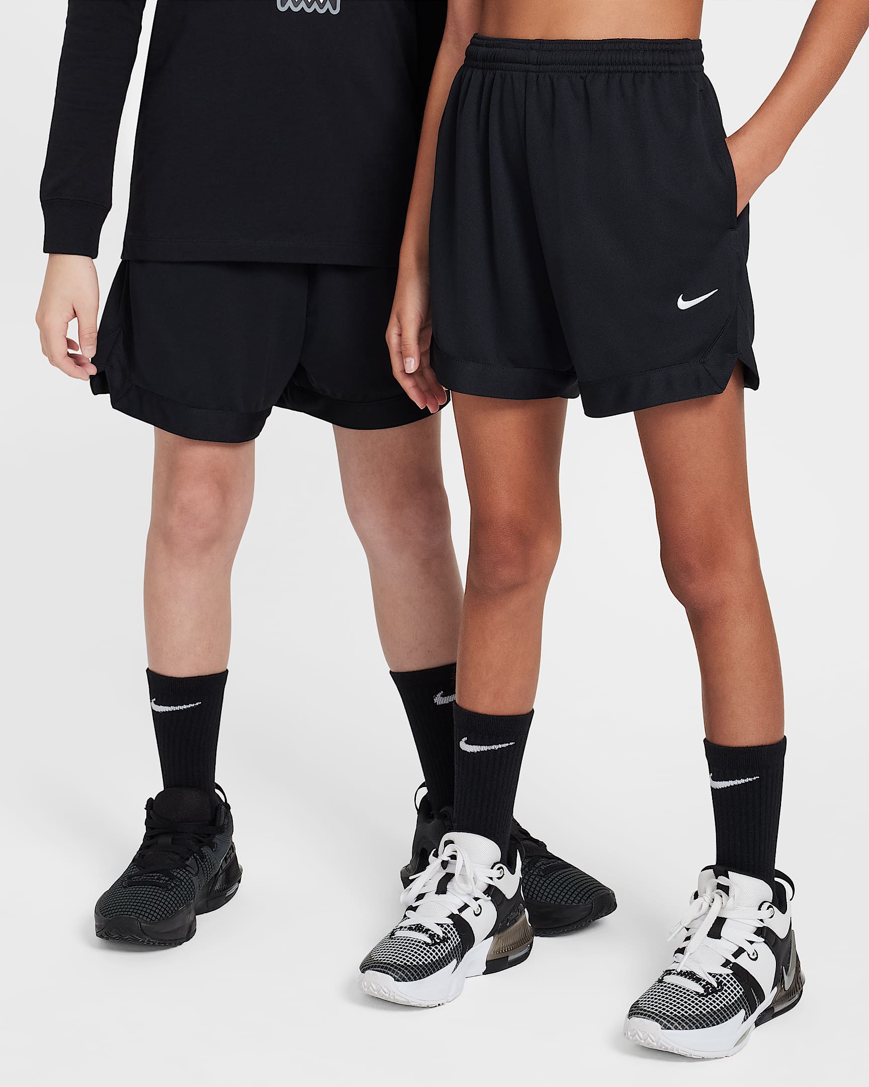 Nike Court Dri-FIT 大童速干篮球短裤 - 黑/白色