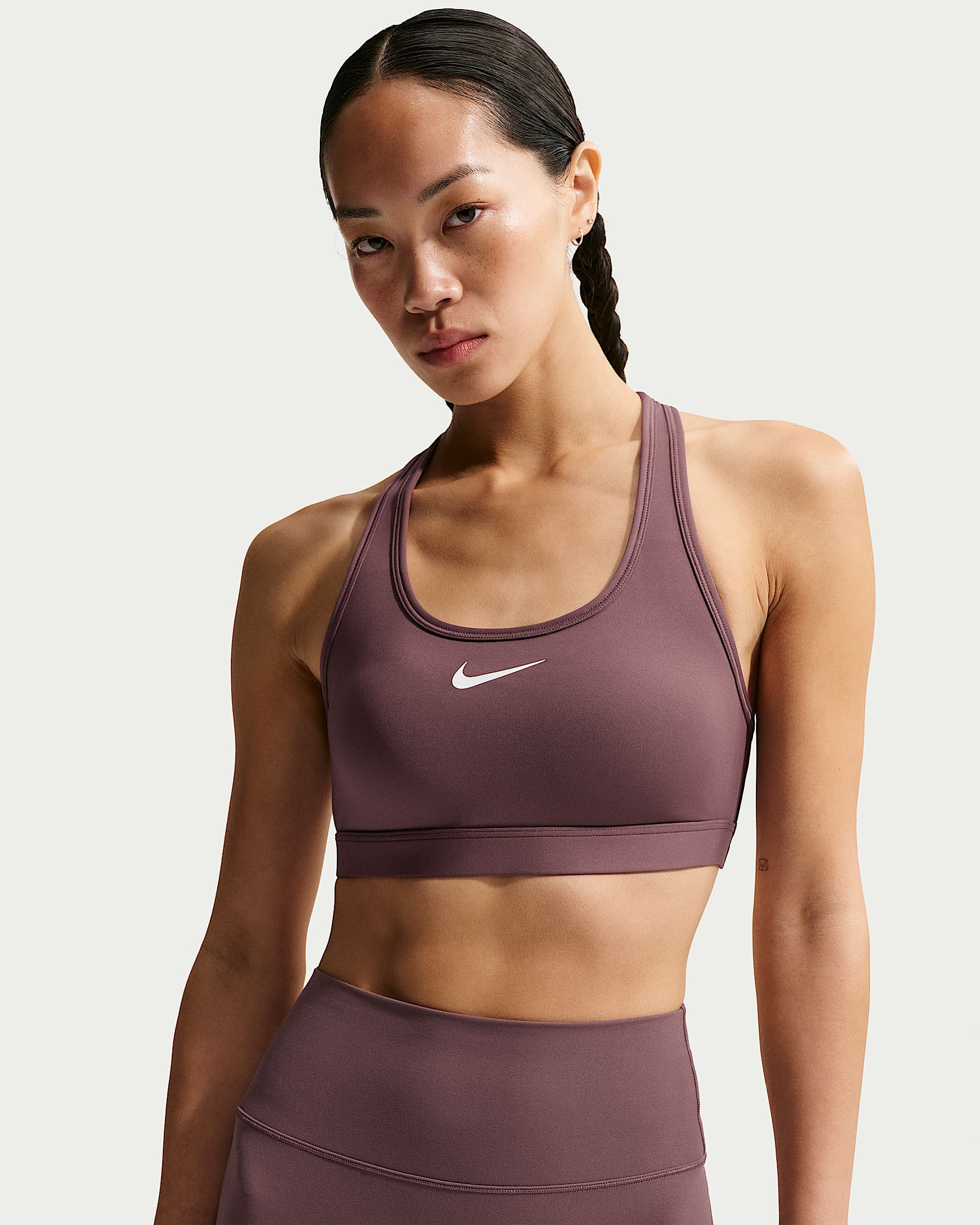 Nike Swoosh 女子中强度支撑速干衬垫运动内衣 - 图腾黑紫/白色