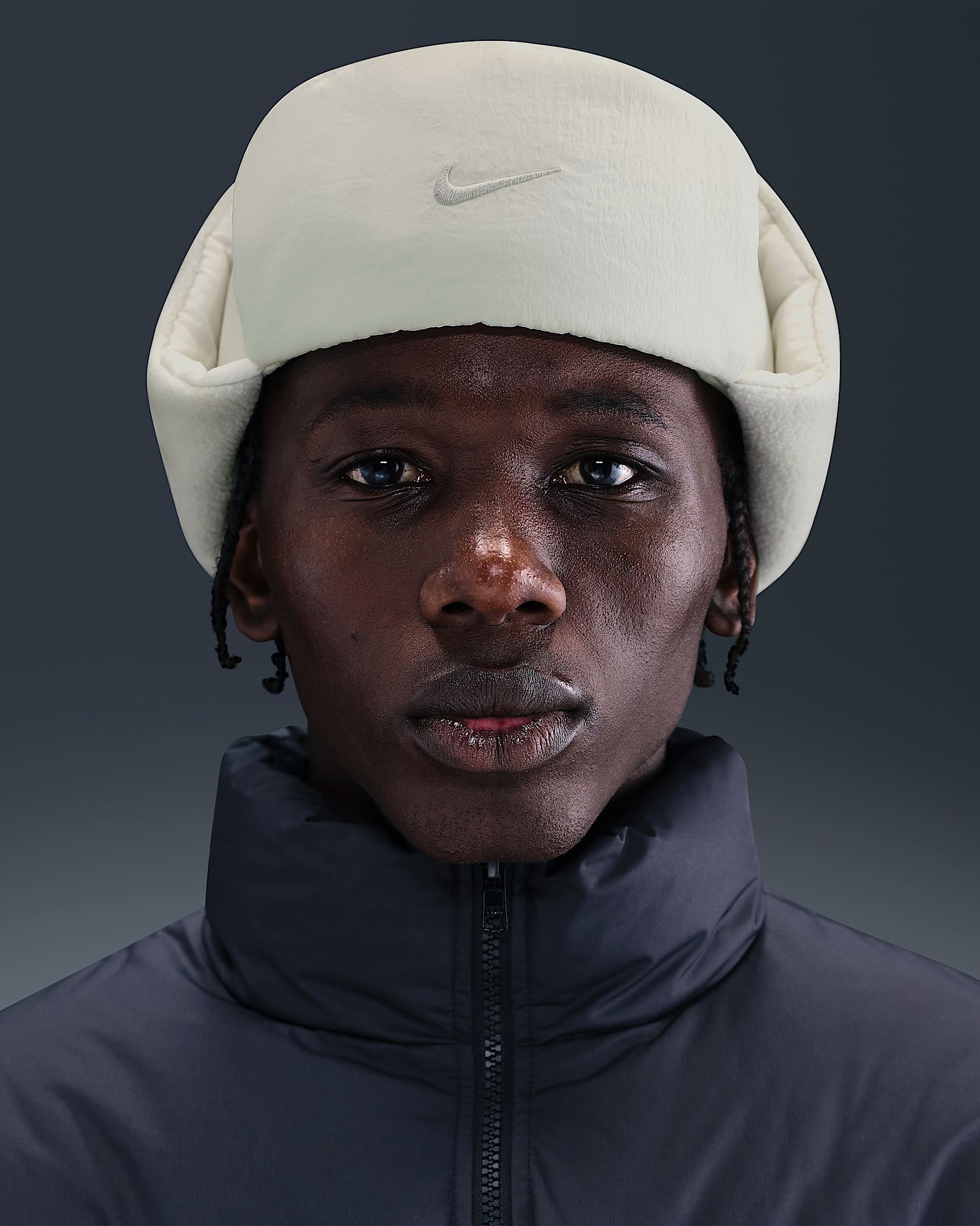 Nike Fly Puffer Trapper 摇粒绒拼接里料软顶运动帽 - 浅骨色/浅骨色/浅骨色