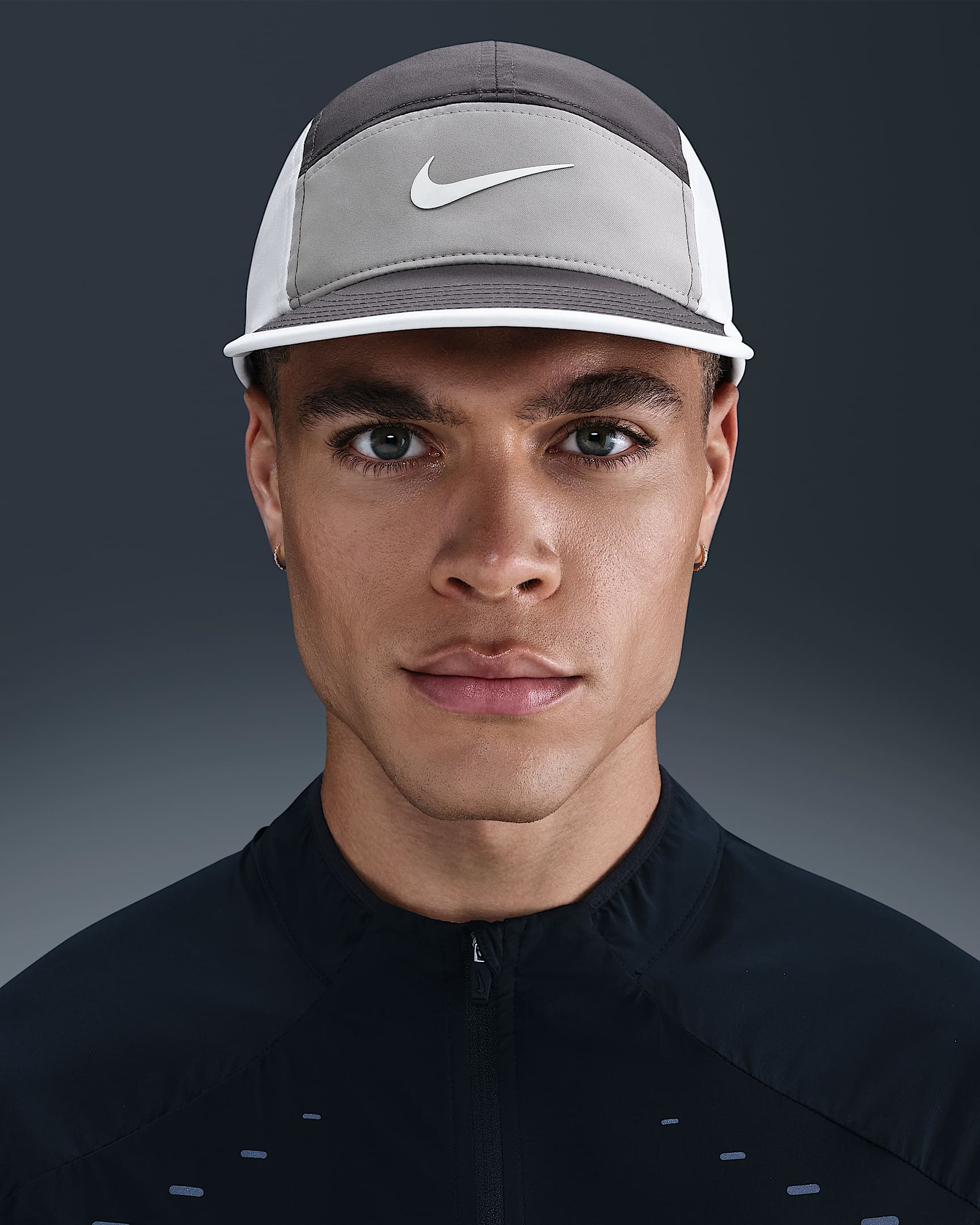 Nike Dri-FIT Fly 速干软顶耐克勾运动帽 - 中灰/大学灰/帆白/帆白