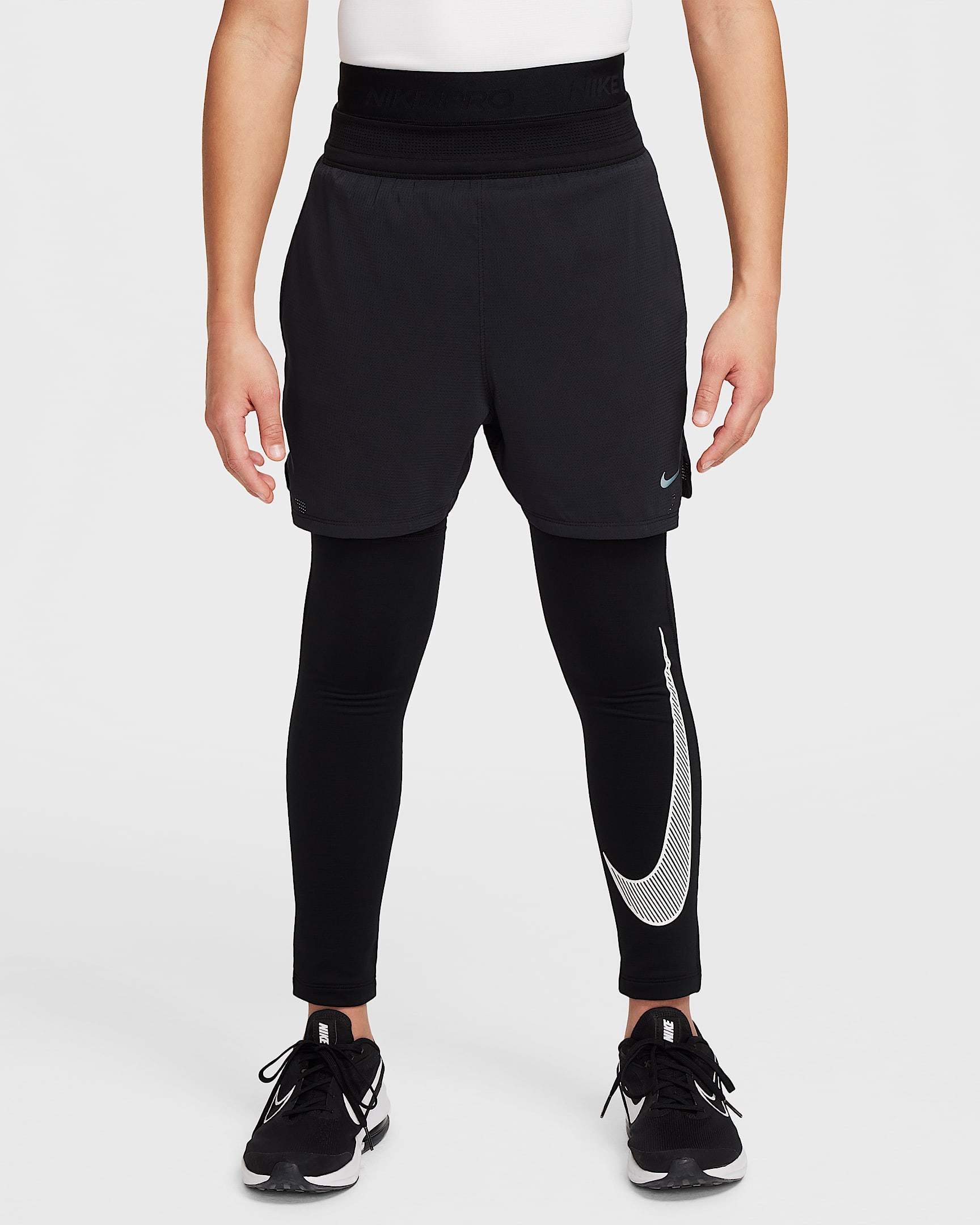 Nike Pro Warm Dri-FIT 大童(男孩)速干薄绒训练紧身裤 - 黑/白色