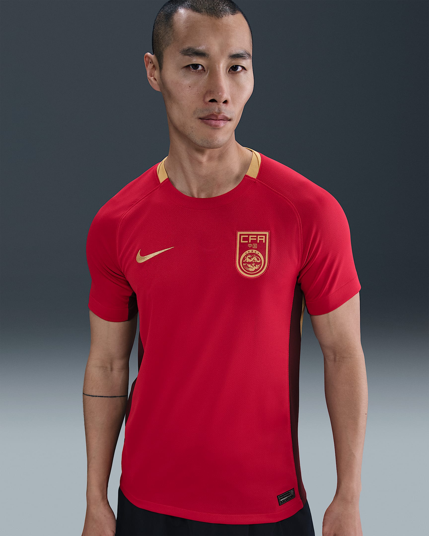 2025 赛季中国队主场球迷版 Nike Dri-FIT 男子速干足球球衣 - 健身红/鲜亮勃艮第酒红/俱乐部金/俱乐部金