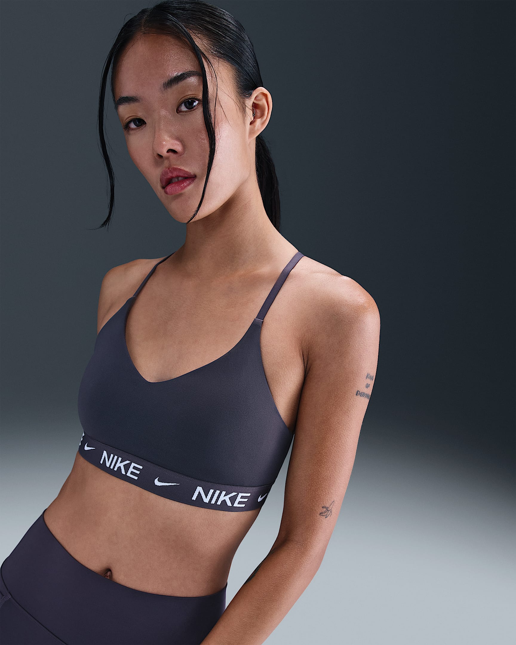 Nike Indy 女子可调节低强度支撑透气速干衬垫运动内衣 - 闪电灰