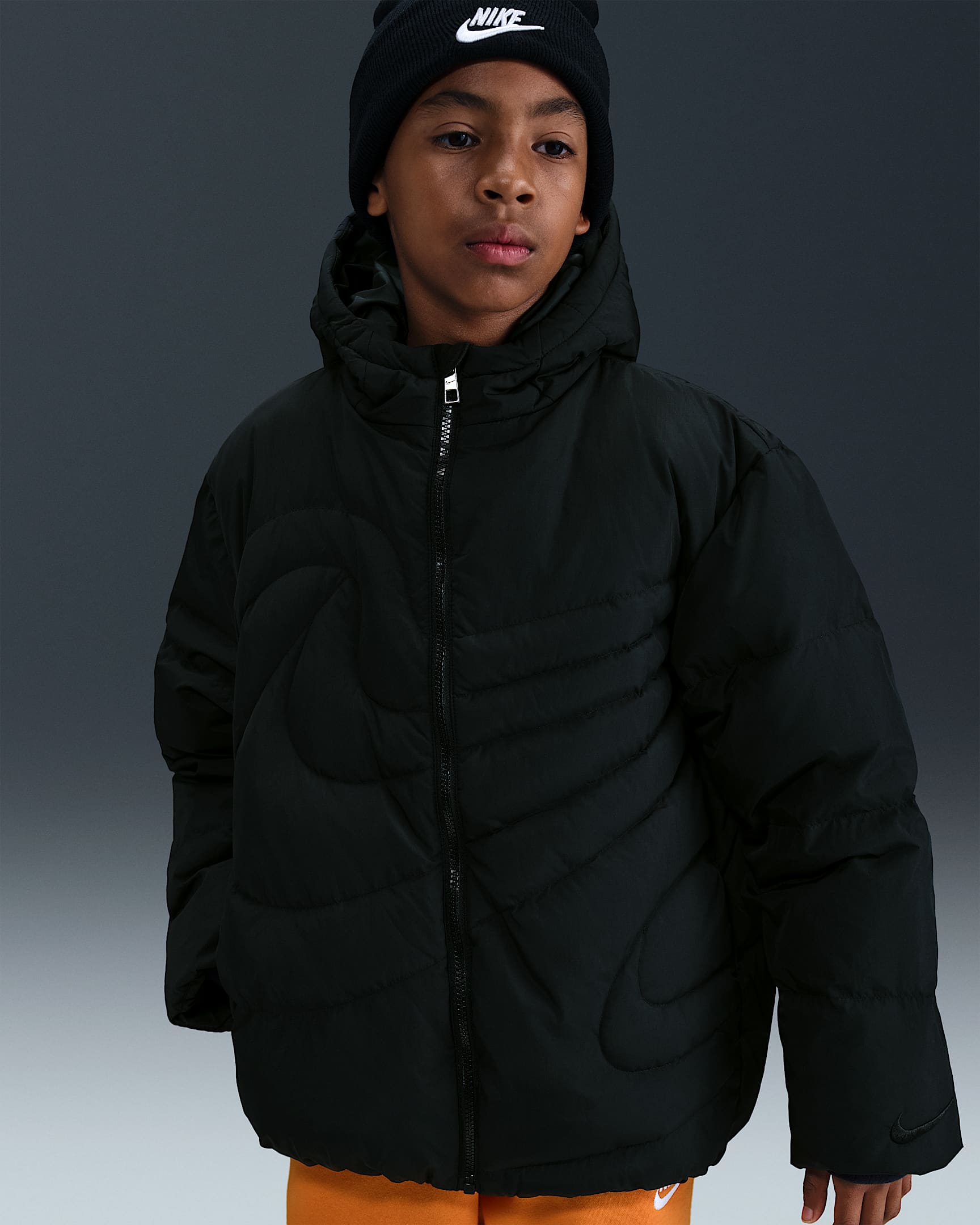 Nike Sportswear Swoosh 大童拒水绗缝保暖羽绒夹克 - 黑