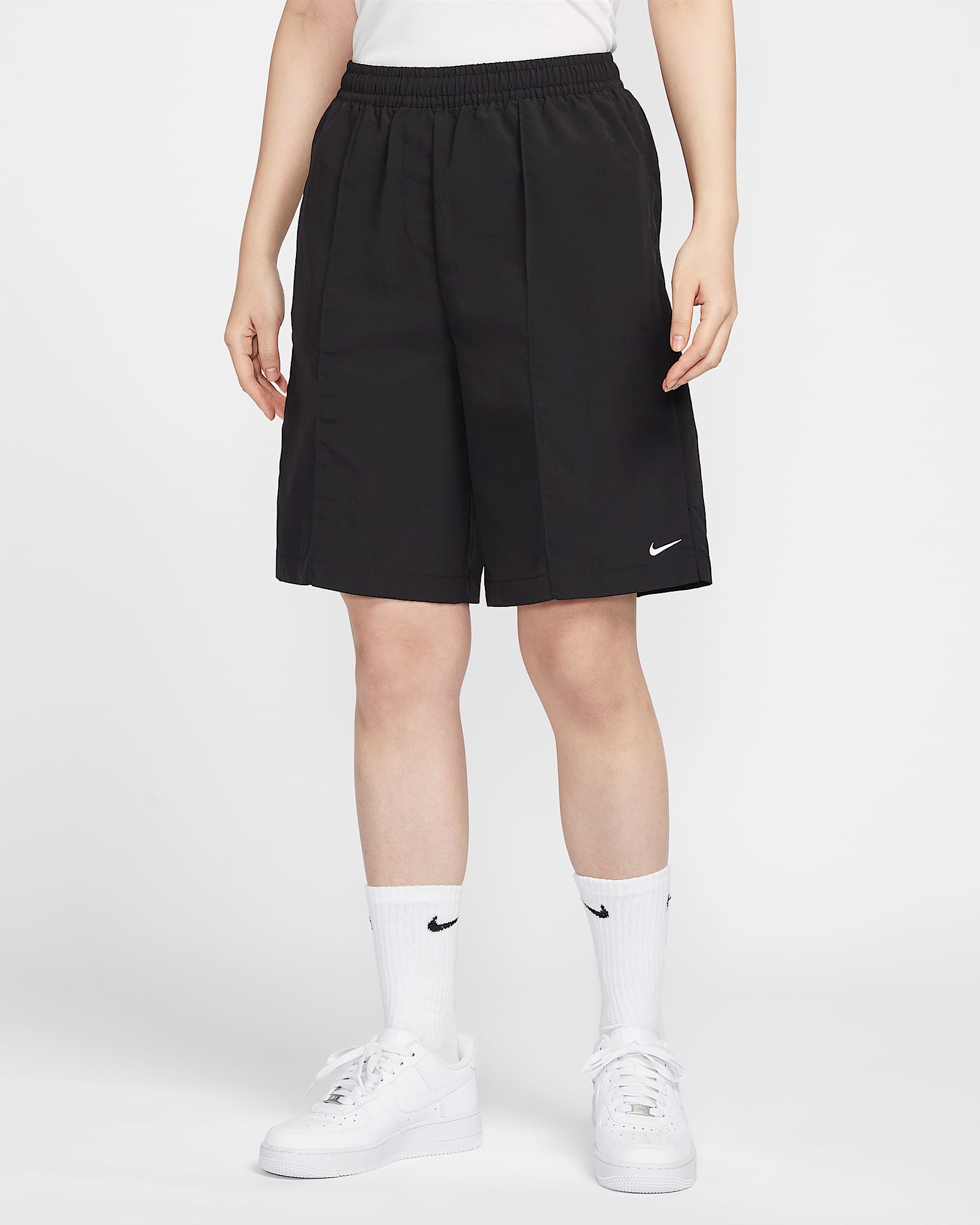 Nike Sportswear Everything Wovens 女子高腰防晒短裤 - 黑/白色