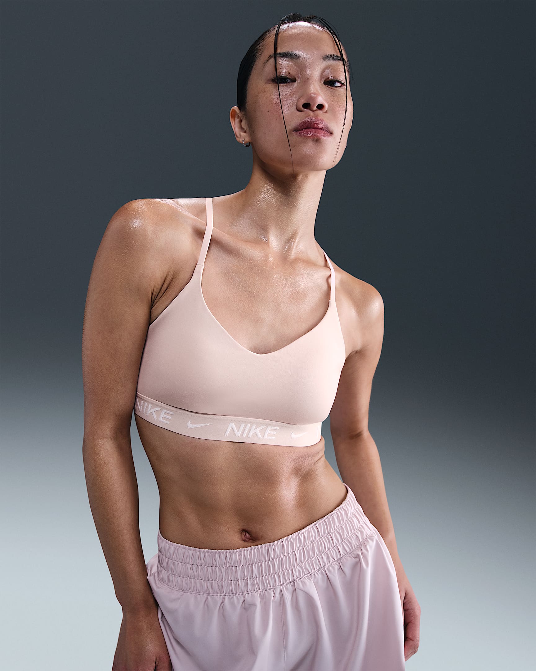 Nike Indy 女子可调节低强度支撑速干衬垫运动内衣 - 砂岩灰粉