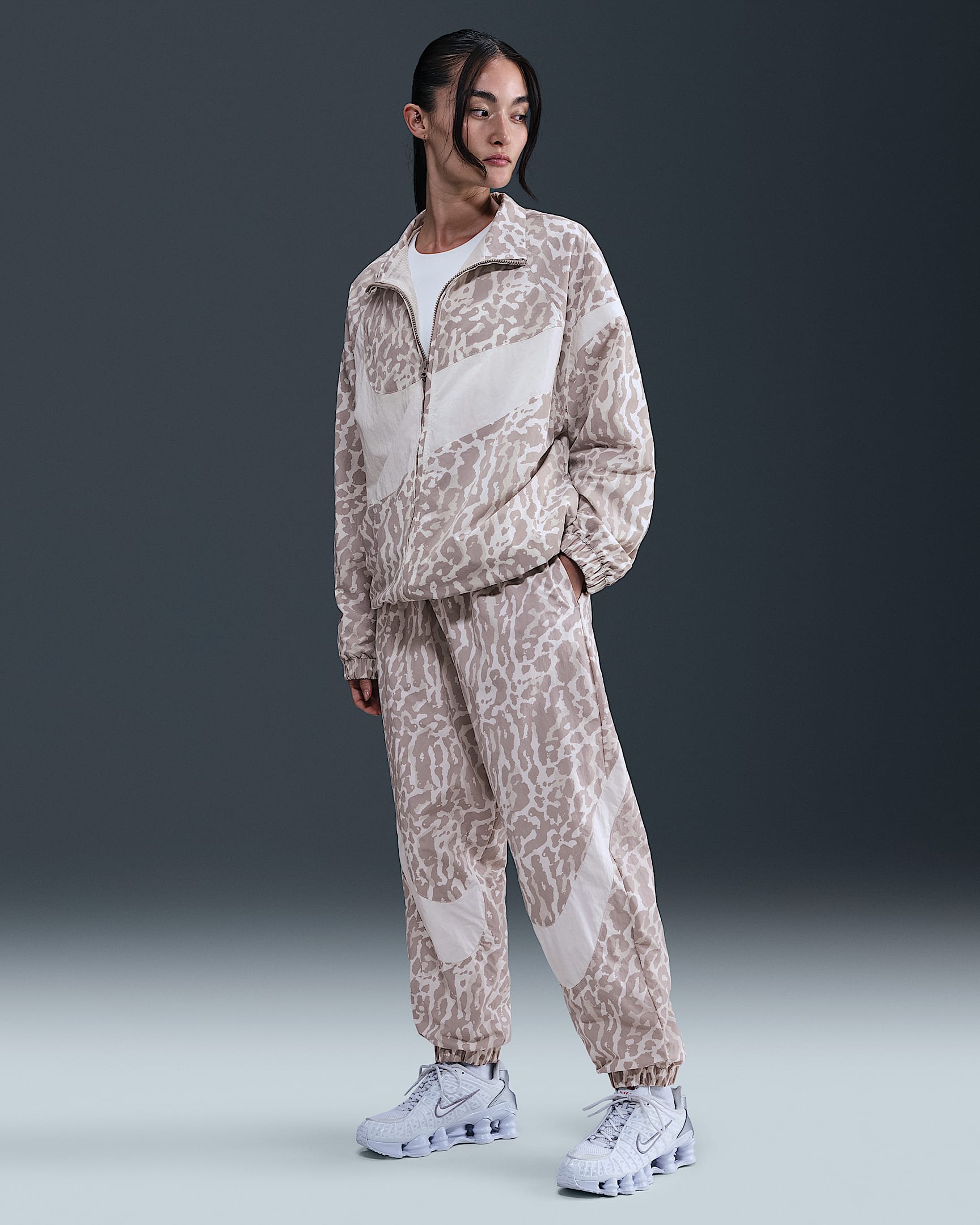 Nike Sportswear 女子整版图案梭织长裤 - 大学灰/帆白