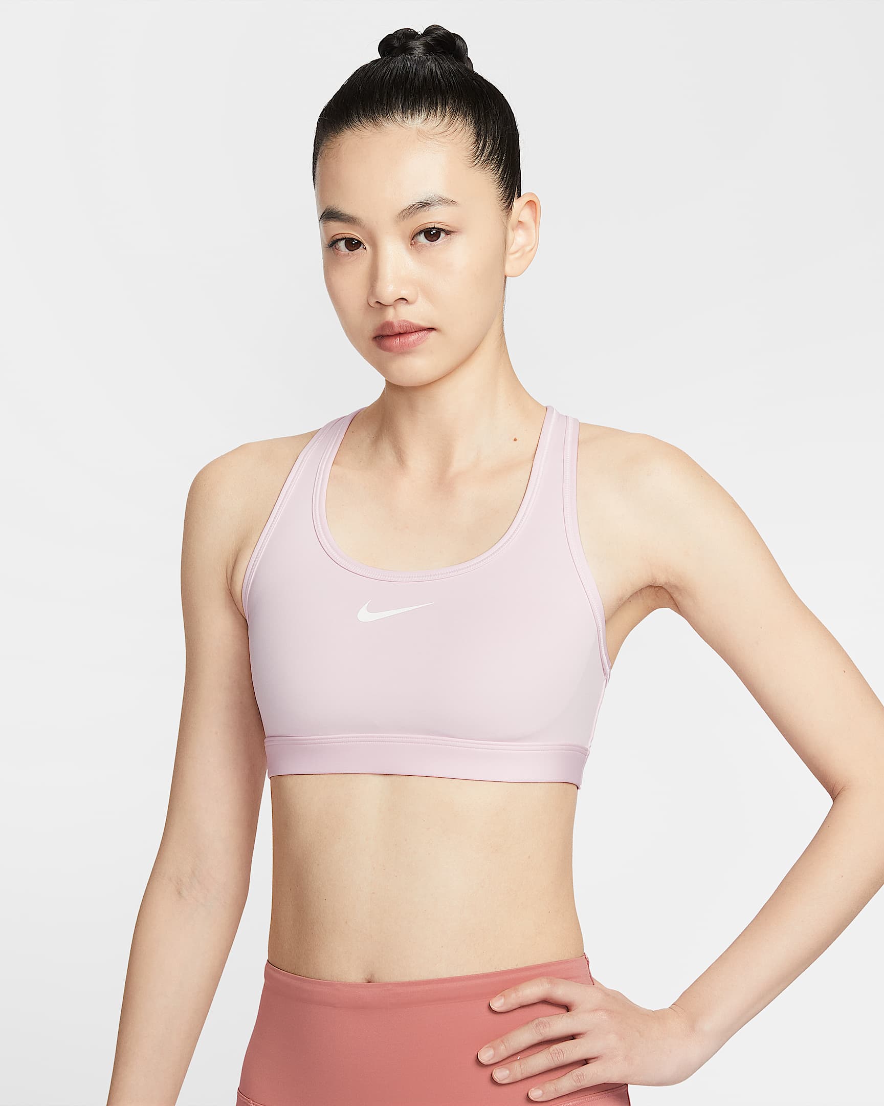 Nike Swoosh 女子中强度支撑速干衬垫运动内衣 - 泡沫粉/淡紫粉/白色