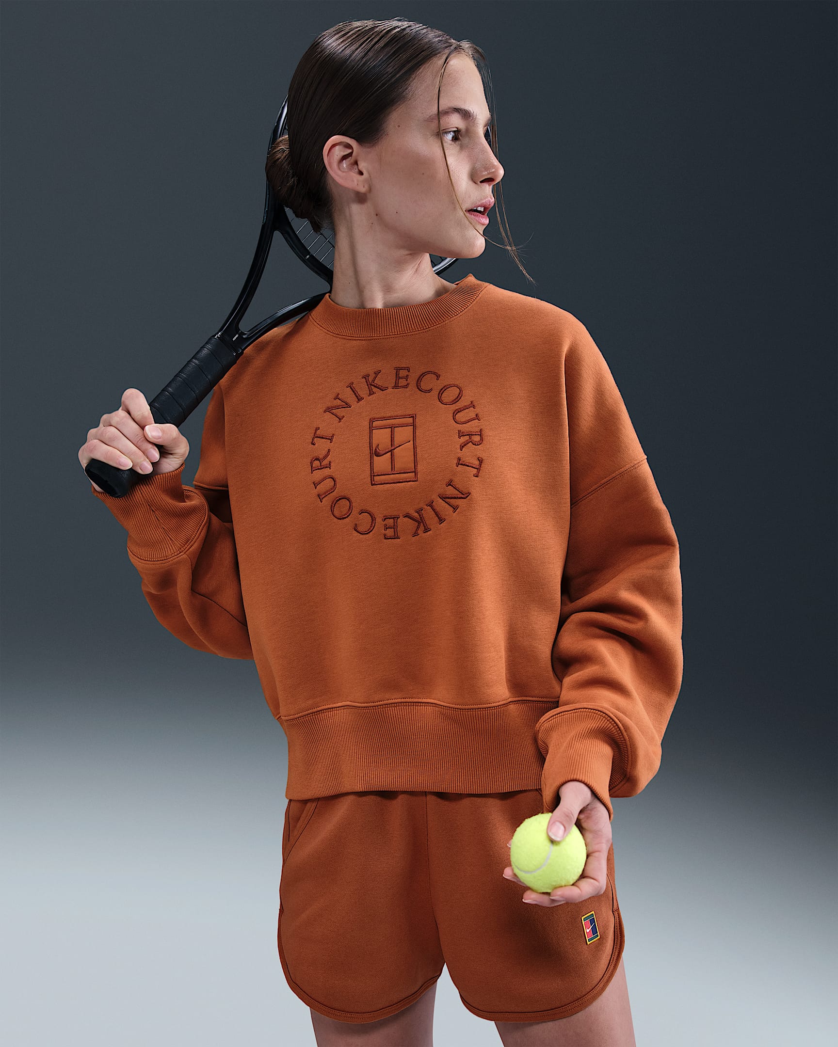 NikeCourt Heritage Phoenix Fleece 女子 Oversize 风加绒圆领运动衫 - 暗赤褐/浅黄褐