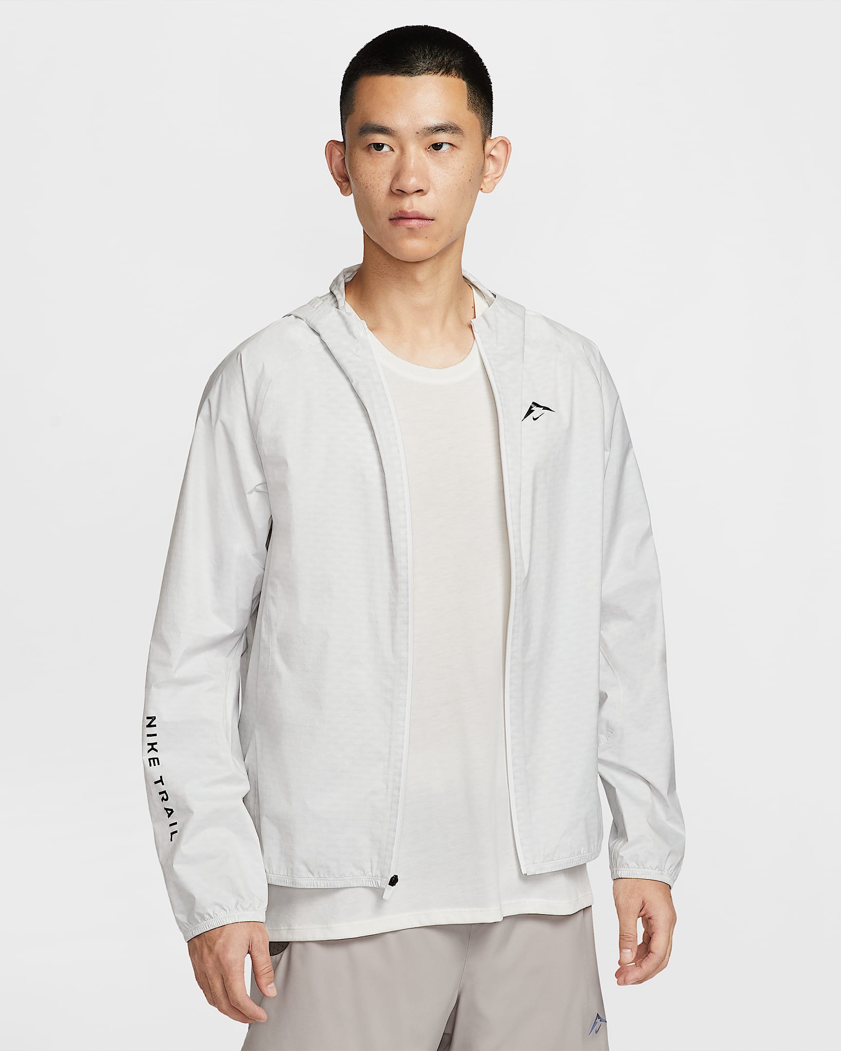 Nike Trailwind Storm-FIT ADV 2.5L 男子防风防水跑步夹克硬壳冲锋衣 - 山峰白/黑