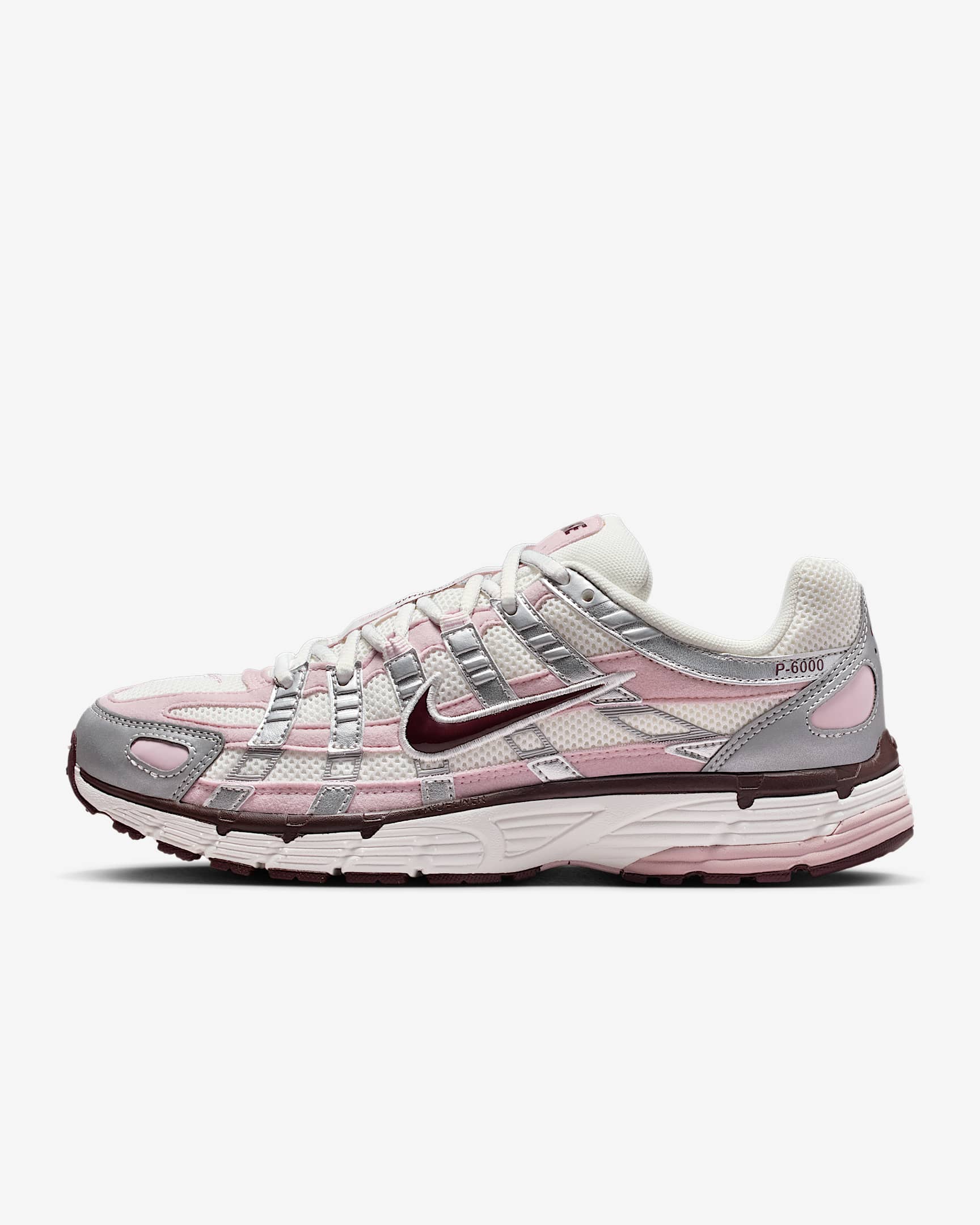 Nike P-6000 女子运动鞋 - 山峰白/金属银/鲜亮勃艮第酒红/粉紫红