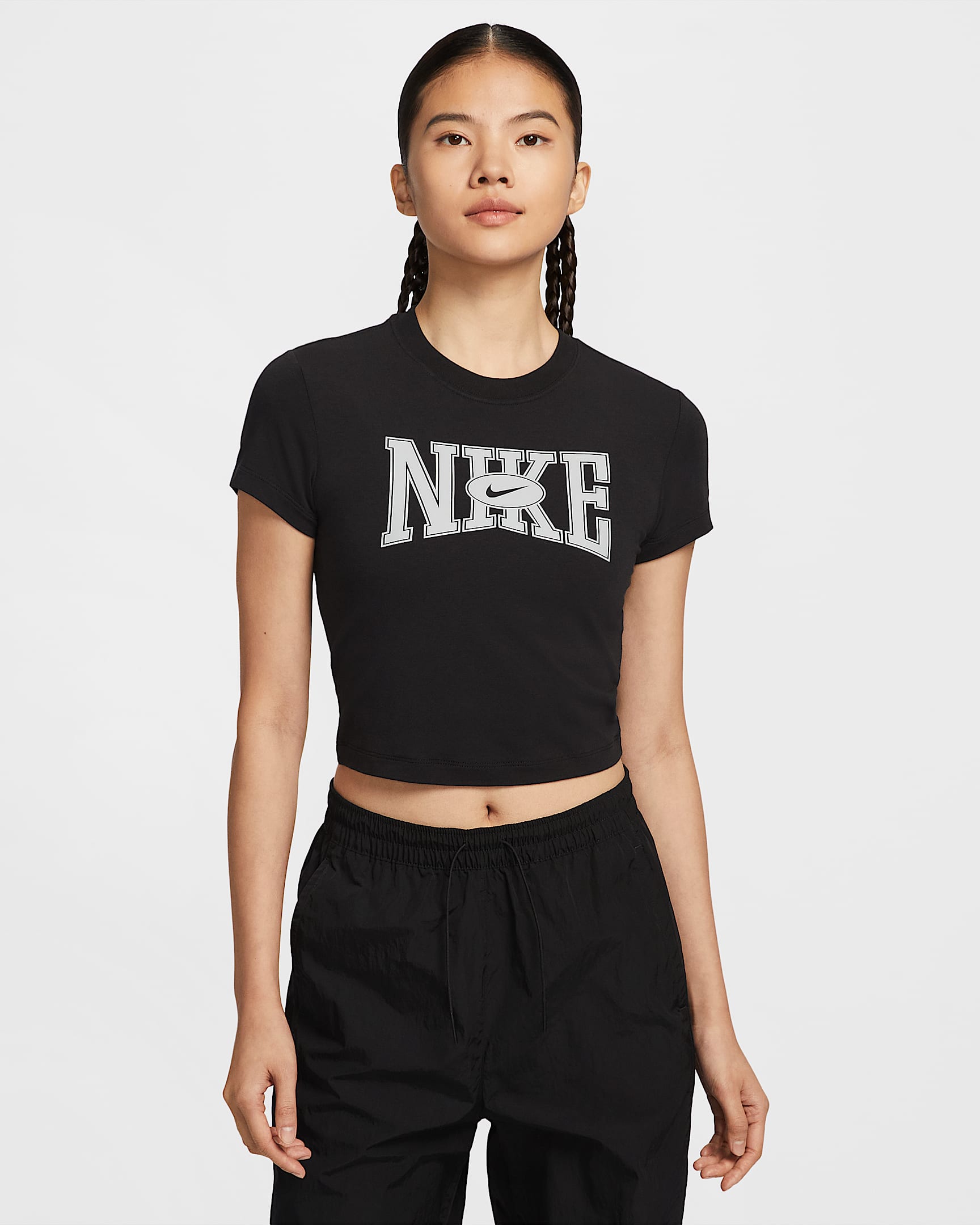 Nike Sportswear 女子修身版型短款T恤 - 黑