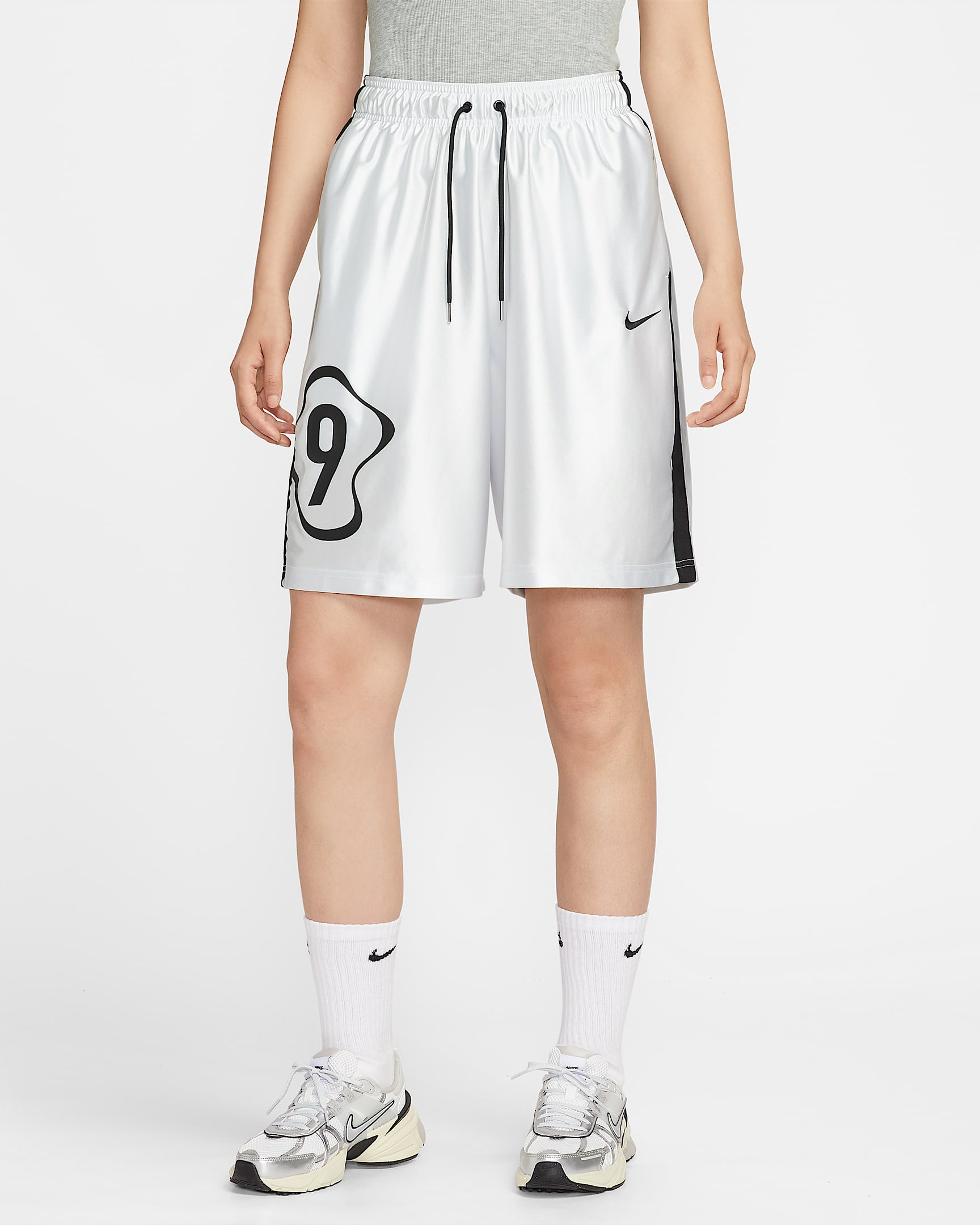 Nike Sportswear 女子中腰 Oversize 风短裤 - 金属银