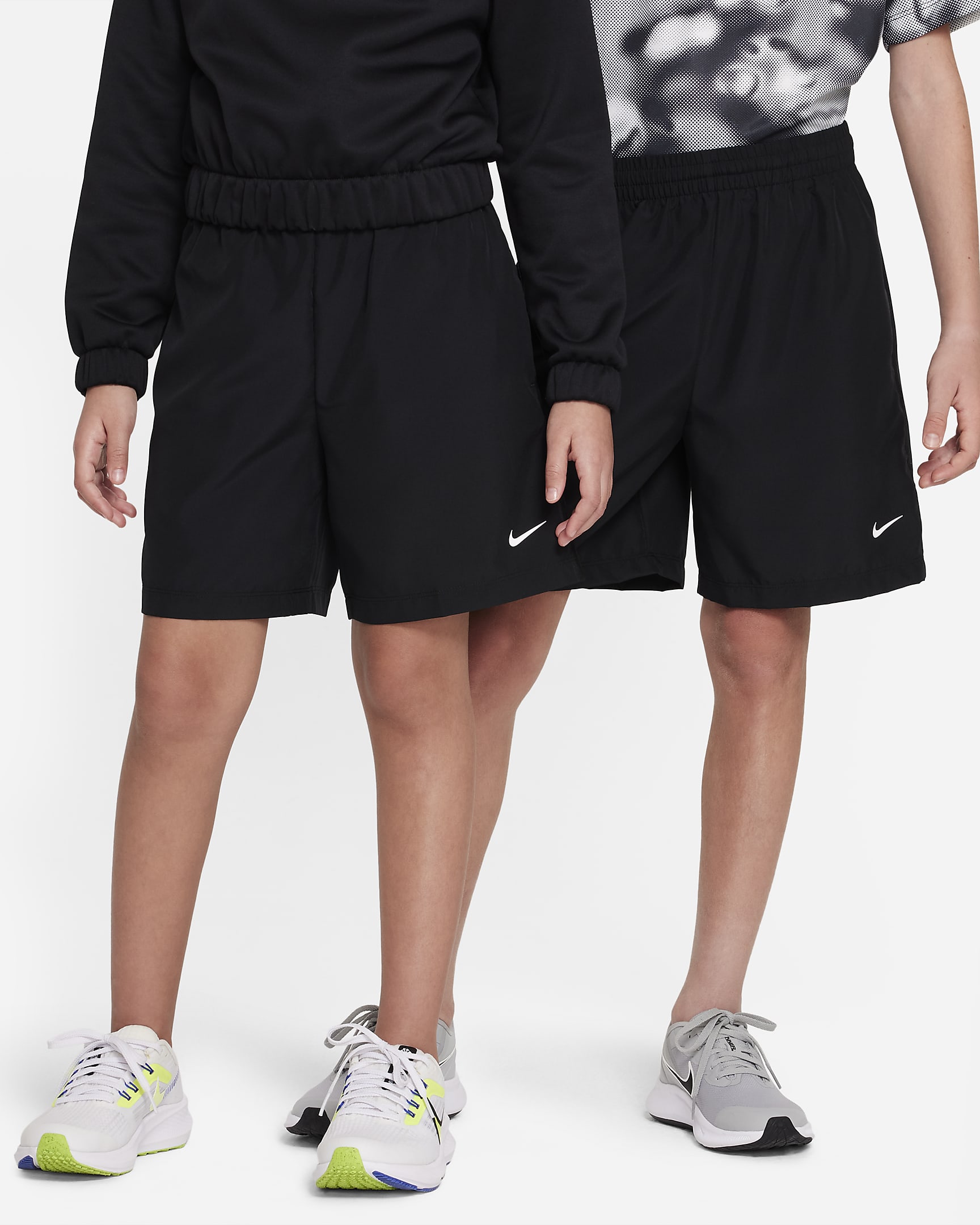 Nike Multi Dri-FIT 大童(男孩)透气速干训练短裤 - 黑/白色