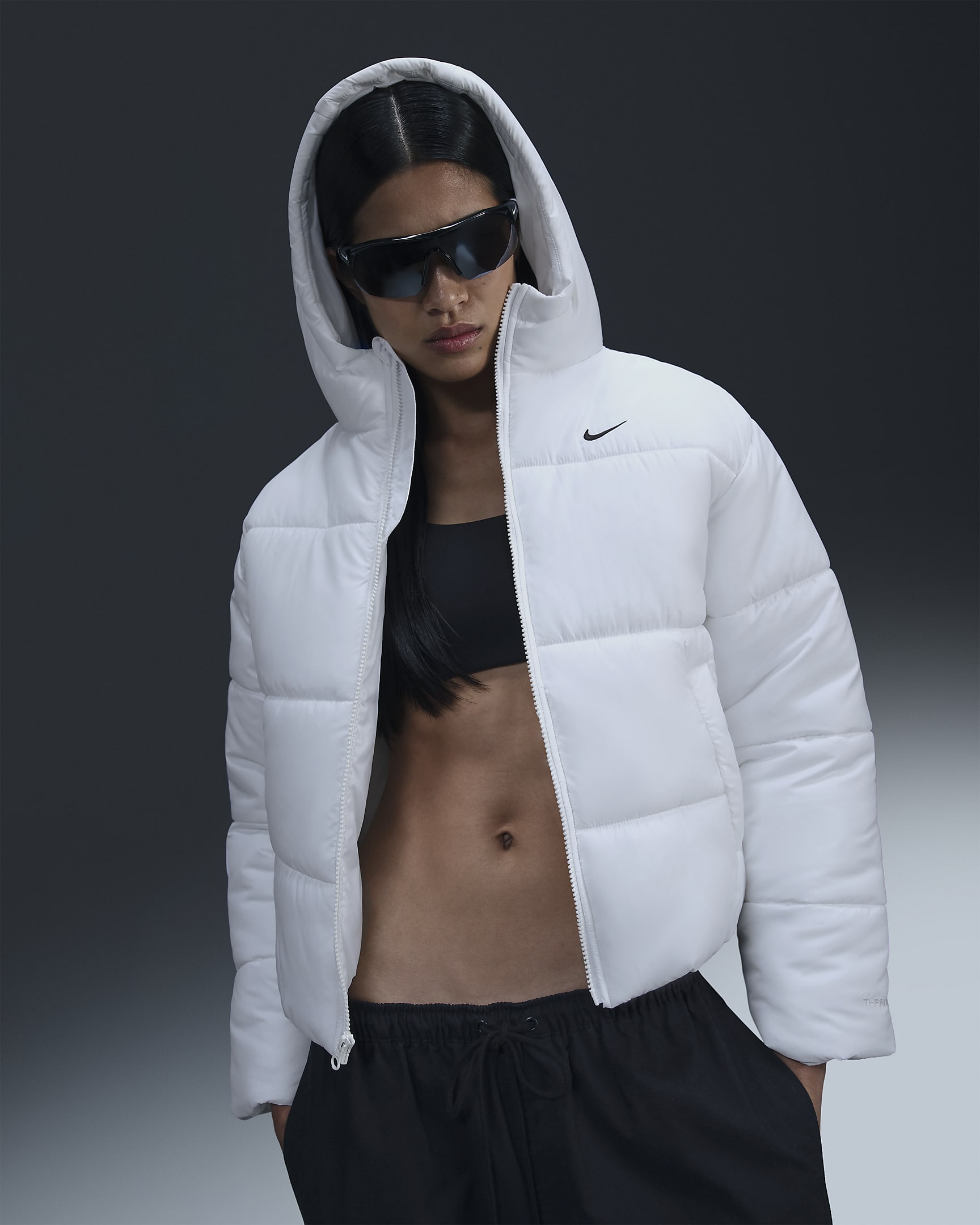 Nike Sportswear Classic Puffer Therma-FIT 女子宽松连帽夹克 - 白色/黑