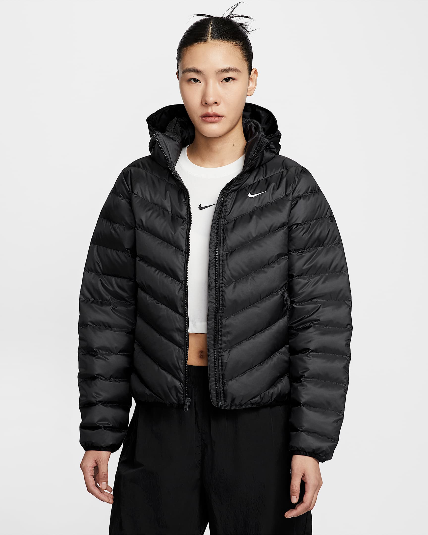 Nike Sportswear Windpuffer Therma-FIT 耐克暖风轻羽绒系列女子拒水羽绒连帽夹克 - 黑/帆白