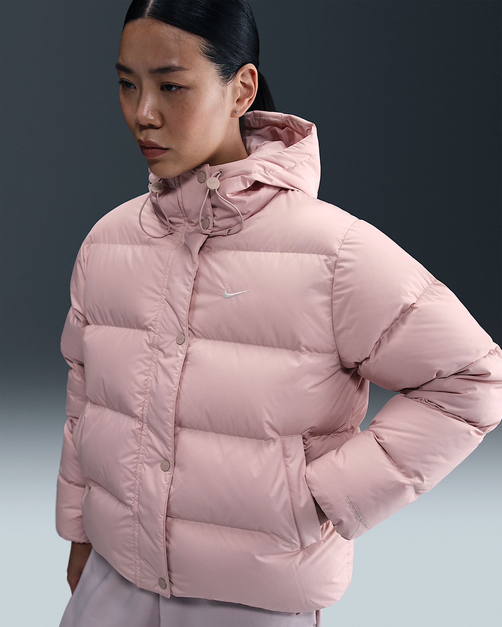 Nike Sportswear Metro Therma-FIT 耐克都会系列女子拒水羽绒连帽夹克 - 砂岩灰粉/帆白