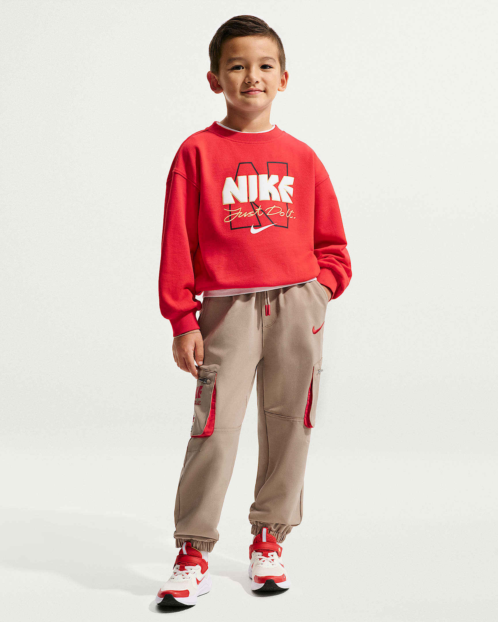 Nike Sportswear 马年限定脱缰系列新年款幼童梭织薄绒里料工装长裤 - 卡其/红色/红色