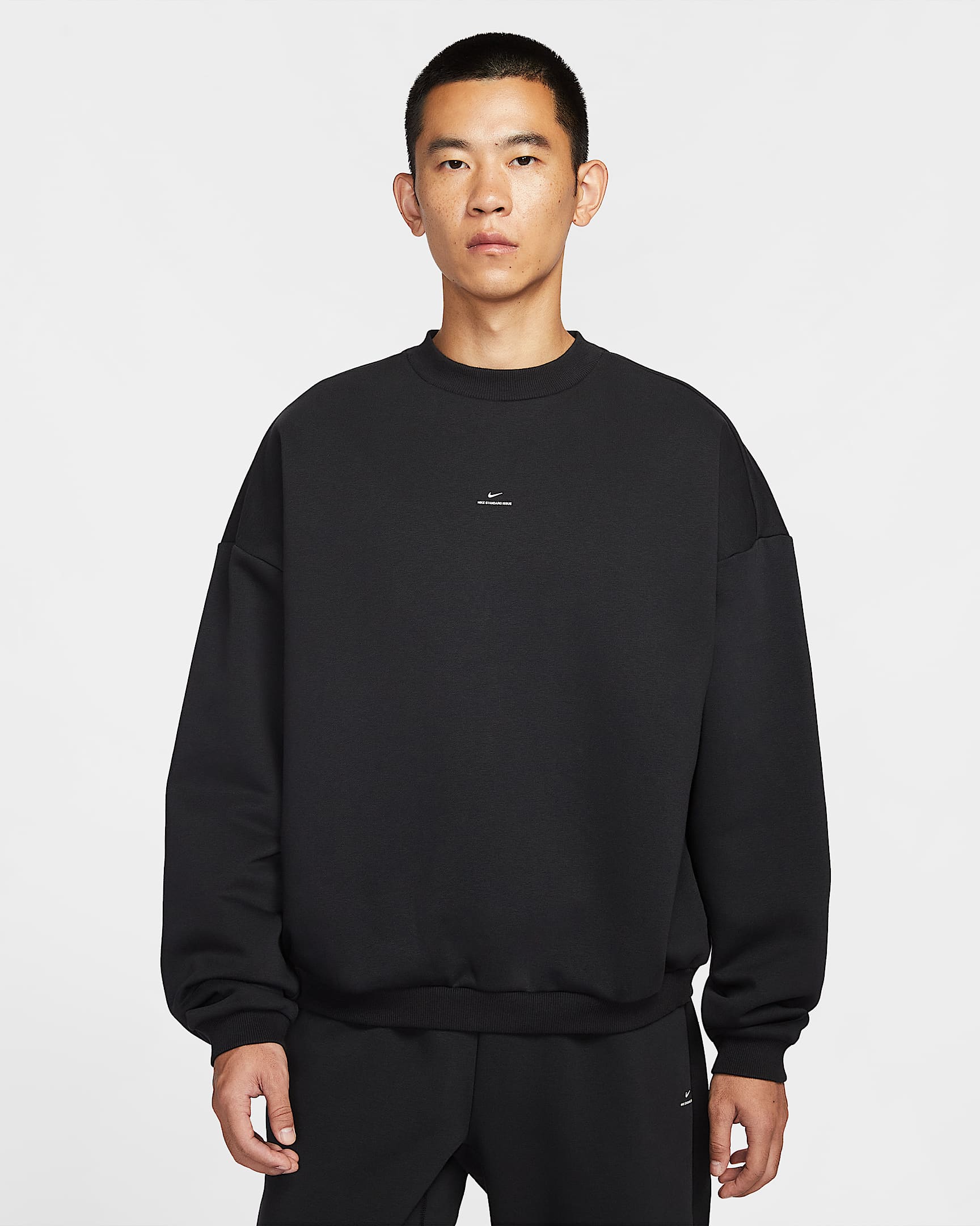 Nike Standard Issue Therma-FIT 男子加绒篮球圆领上衣 - 黑/淡象牙白