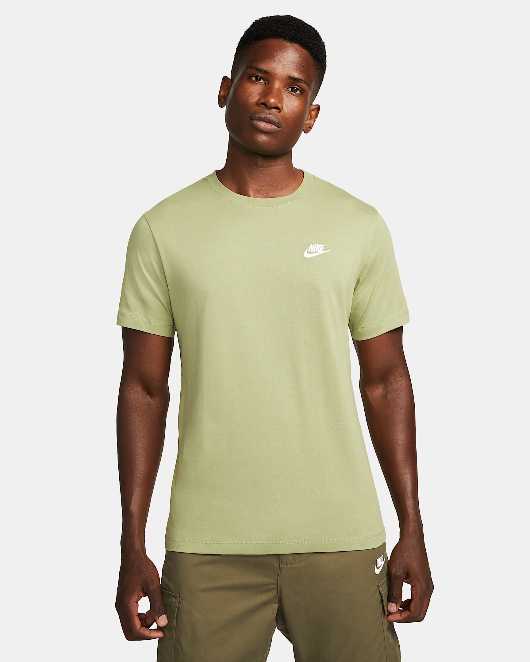 Nike Sportswear Club 男子刺绣柔软纯棉T恤 - 野外绿/白色