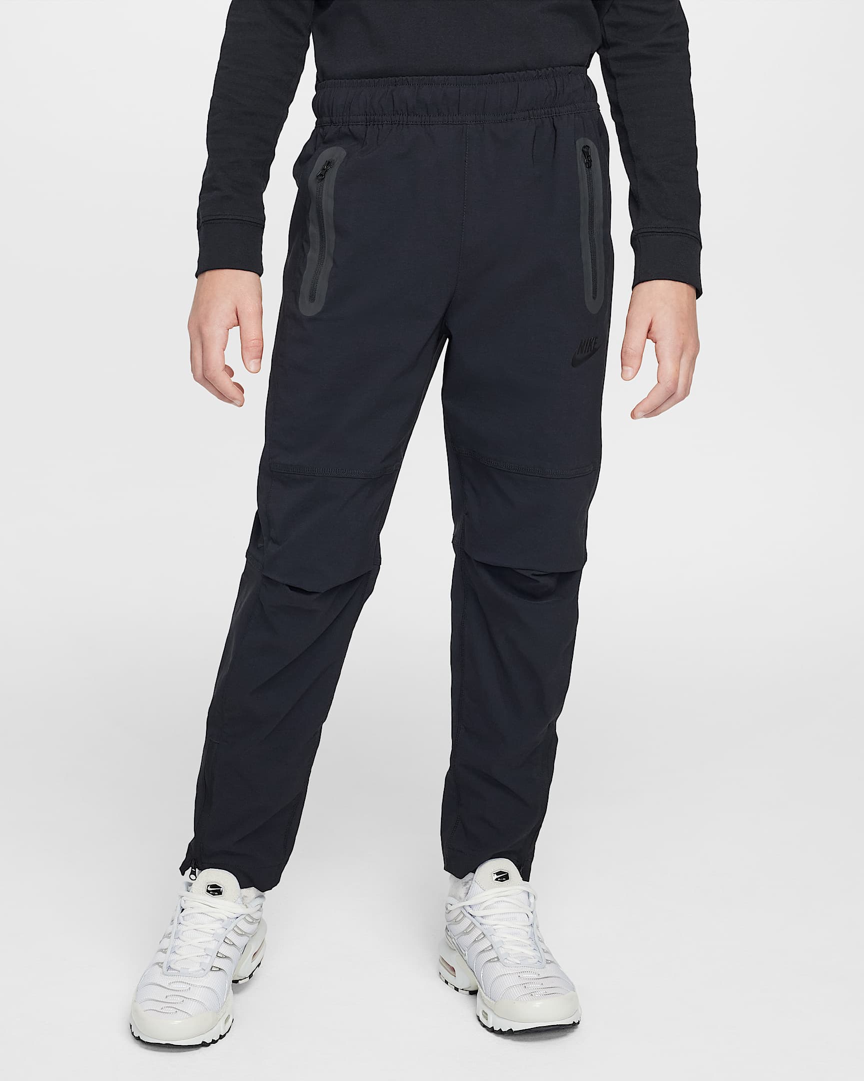 Nike Tech 大童(男孩)轻盈梭织长裤 - 黑/黑