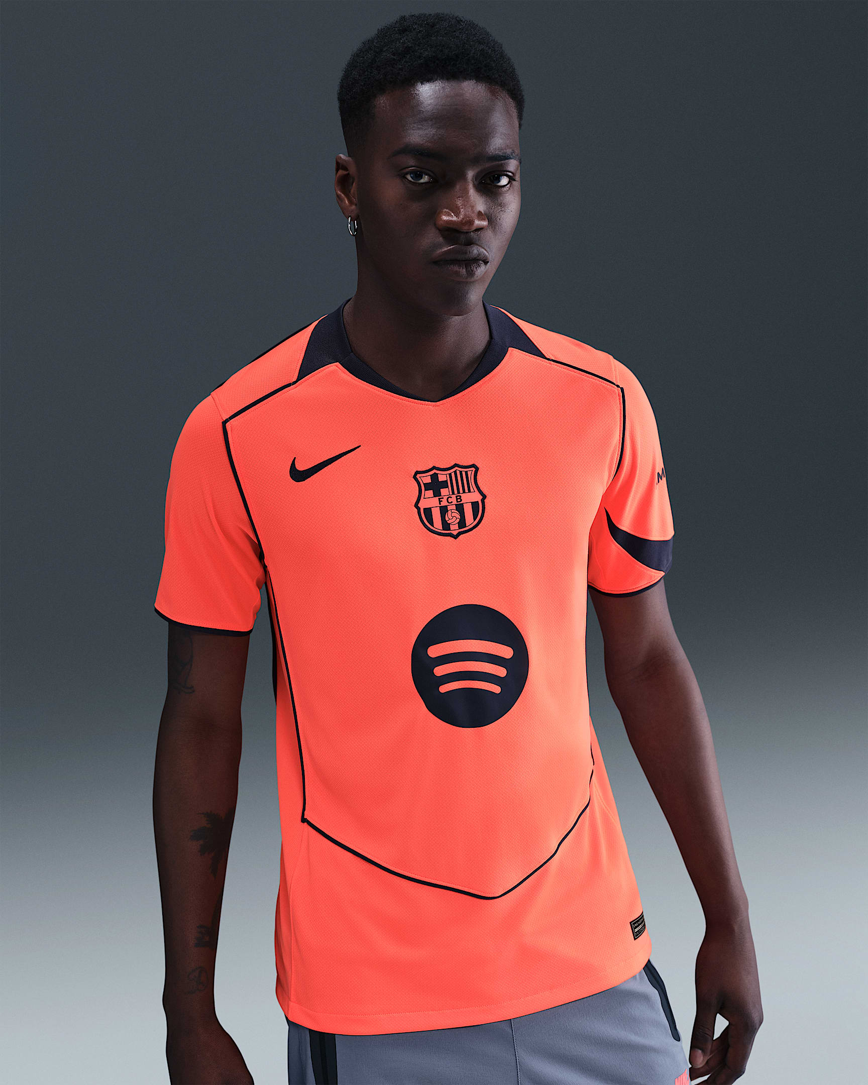 2025/26 赛季巴萨第三球衣球迷版 Nike Dri-FIT Total 90 男子速干足球球衣 - 亮橙/深藏青/深藏青
