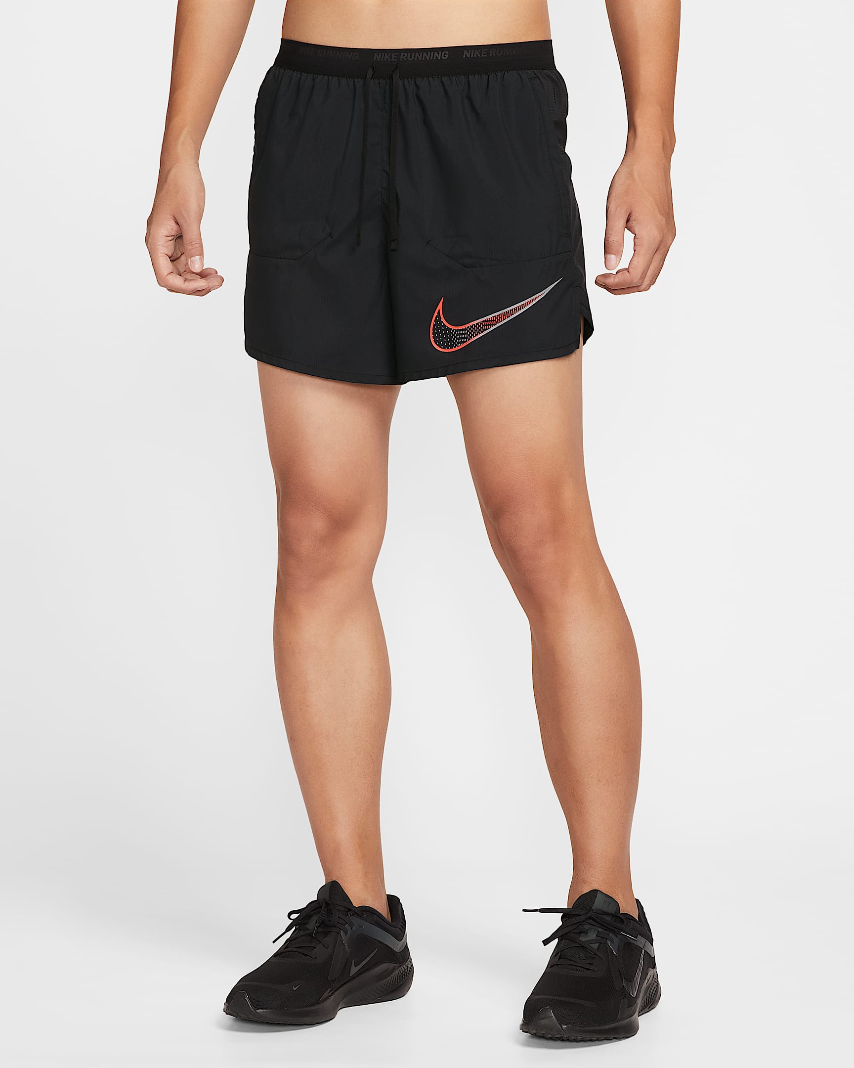 Nike Stride Dri-FIT 男子速干跑步短裤(含衬裤) - 黑/亮深红