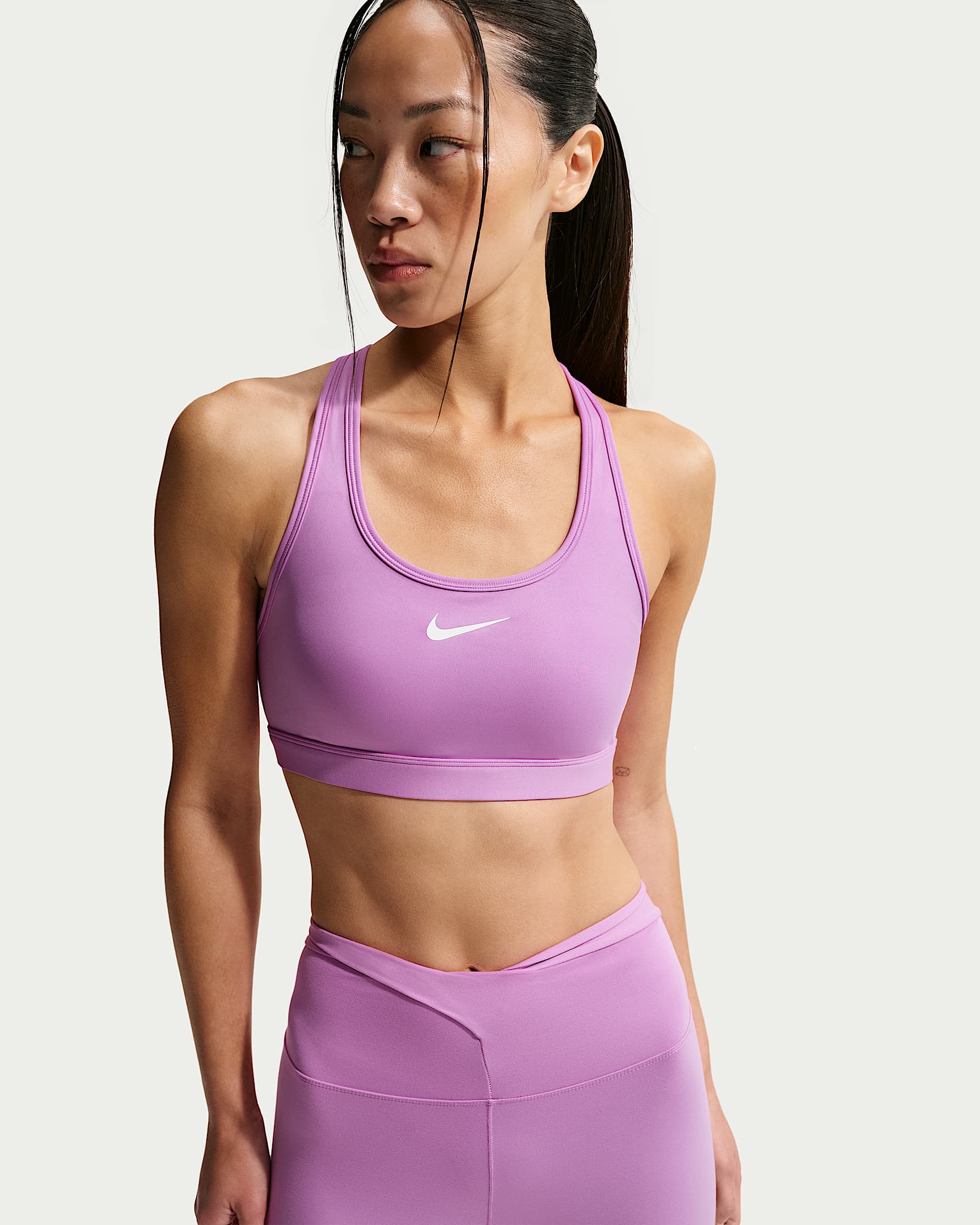 Nike Swoosh 女子中强度支撑速干衬垫运动内衣 - 浅品红/白色