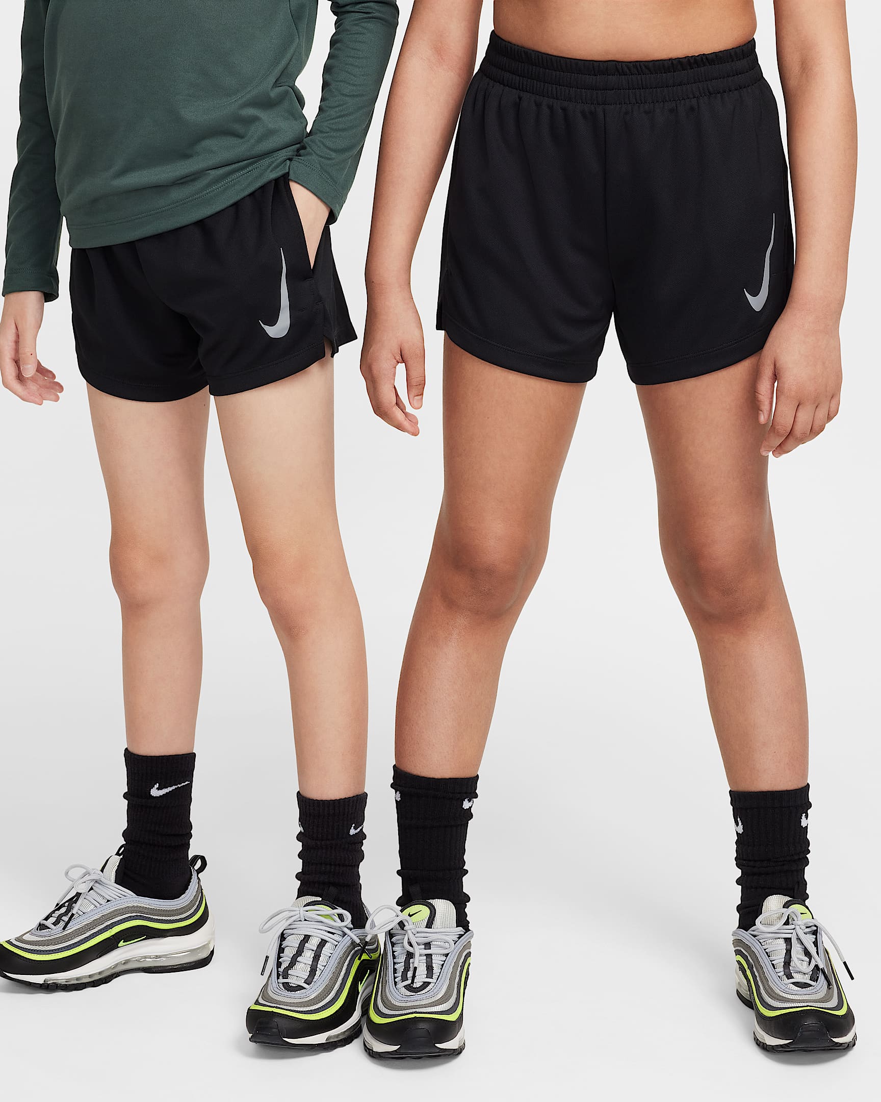 Nike Multi Dri-FIT 大童(男孩)速干开衩裤脚短裤 - 黑/黑