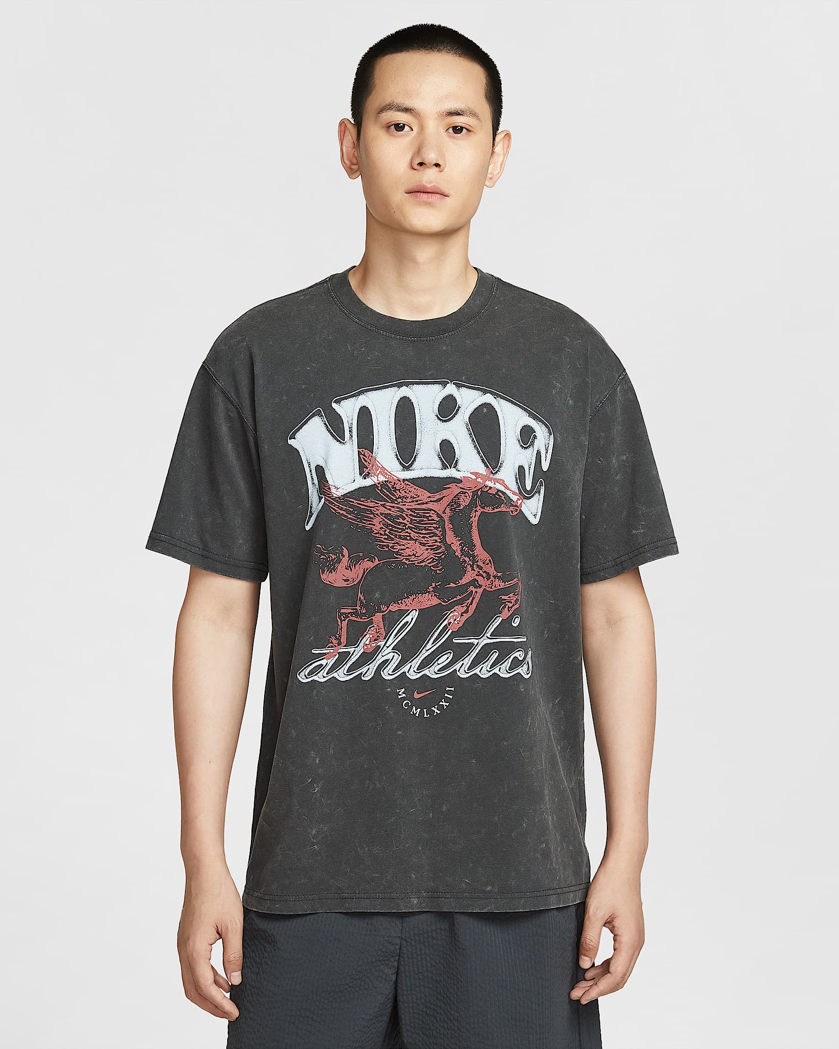 Nike Sportswear 男子T恤 - 煤黑