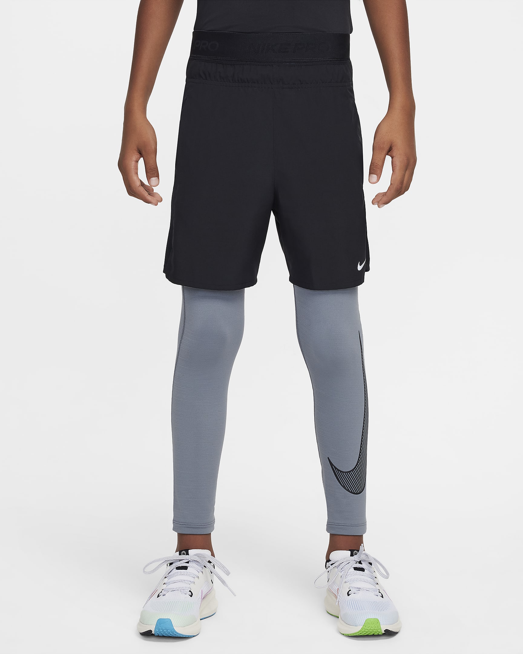 Nike Pro Warm Dri-FIT 大童(男孩)速干薄绒训练紧身裤 - 烟灰/黑