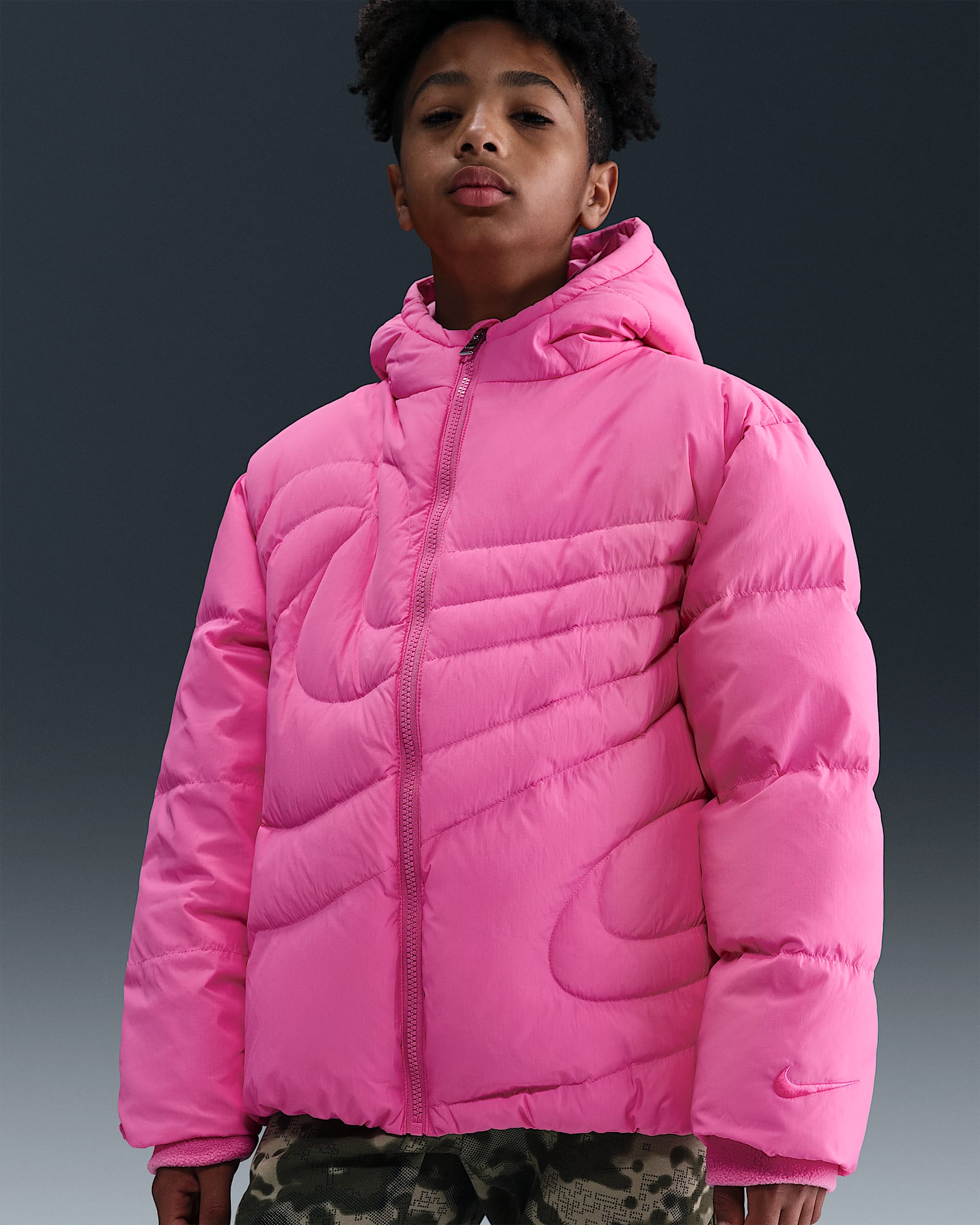 Nike Sportswear Swoosh 大童拒水绗缝保暖羽绒夹克 - 霞光粉