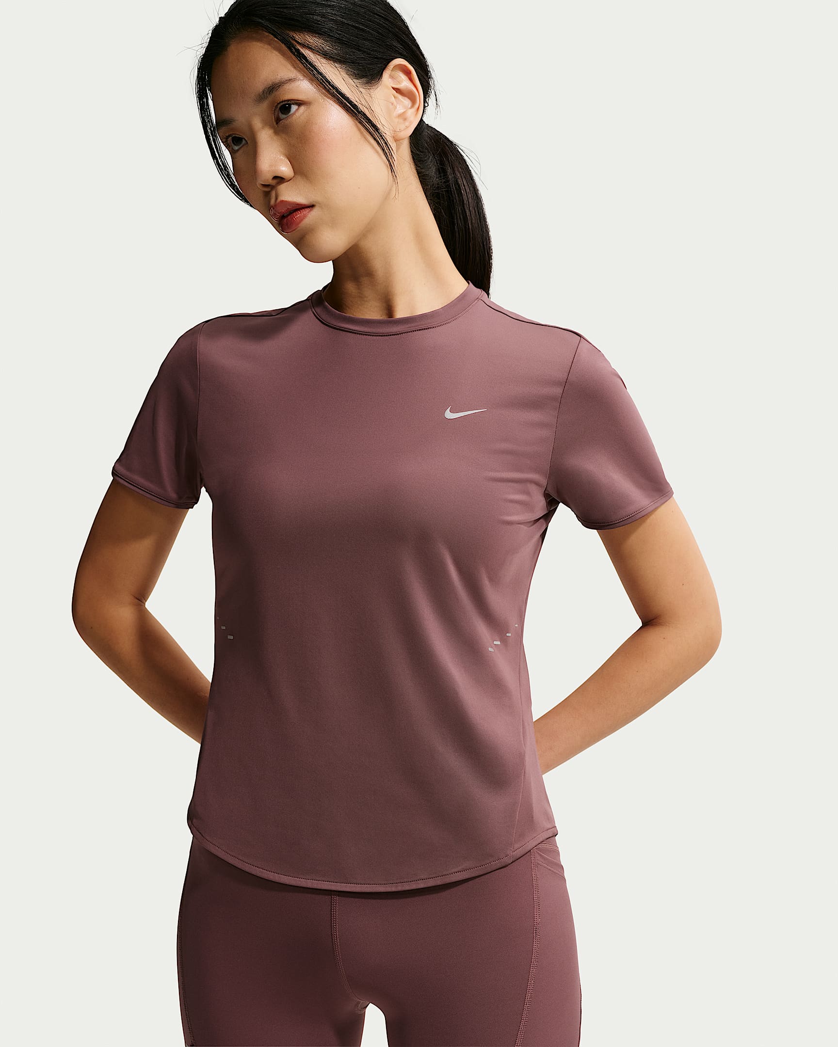 Nike Swift Dri-FIT 女子速干短袖跑步上衣 - 图腾黑紫
