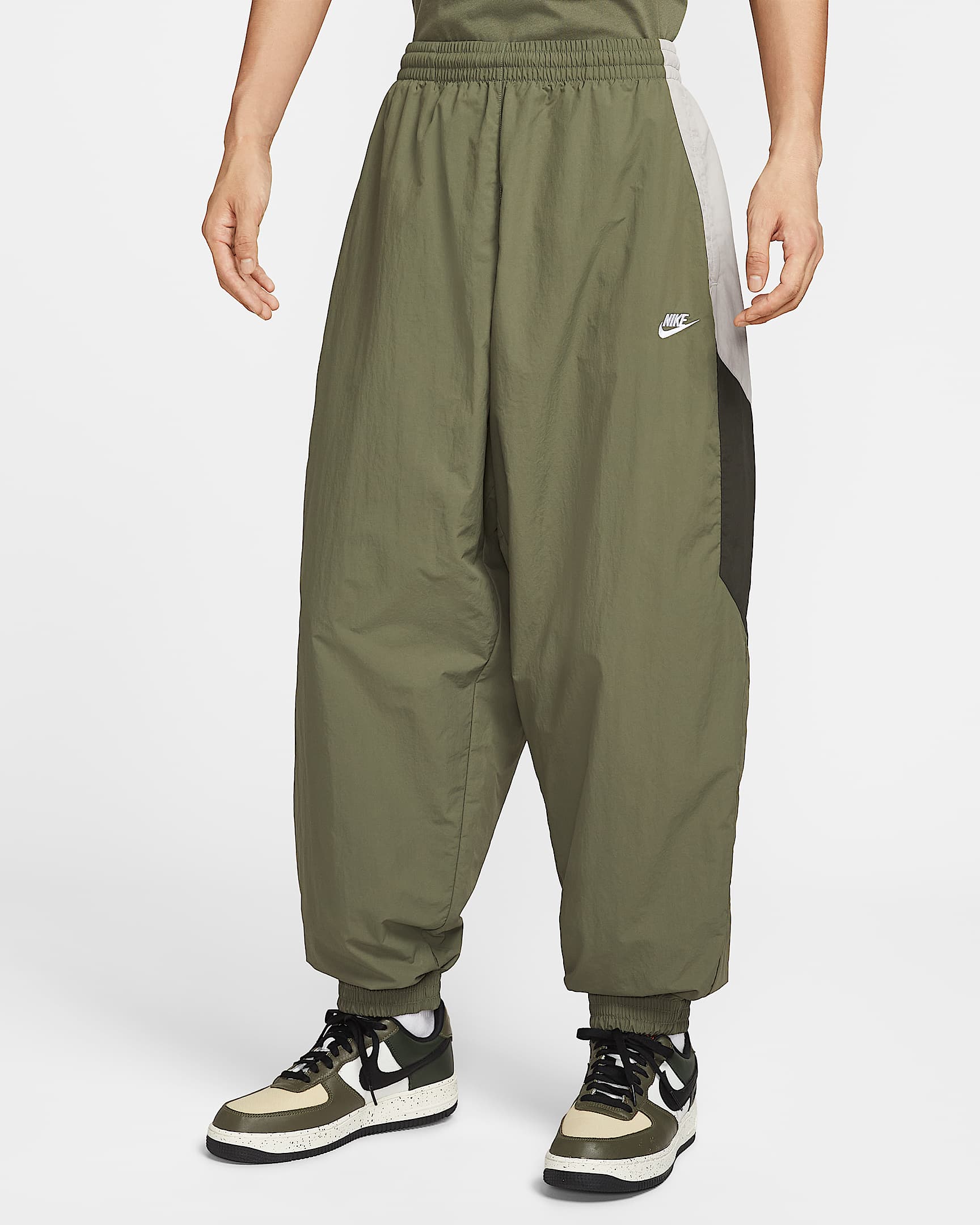 Nike Club 情人节男子 Oversize 风梭织运动裤 - 中橄榄绿/大学灰/红杉绿/白色