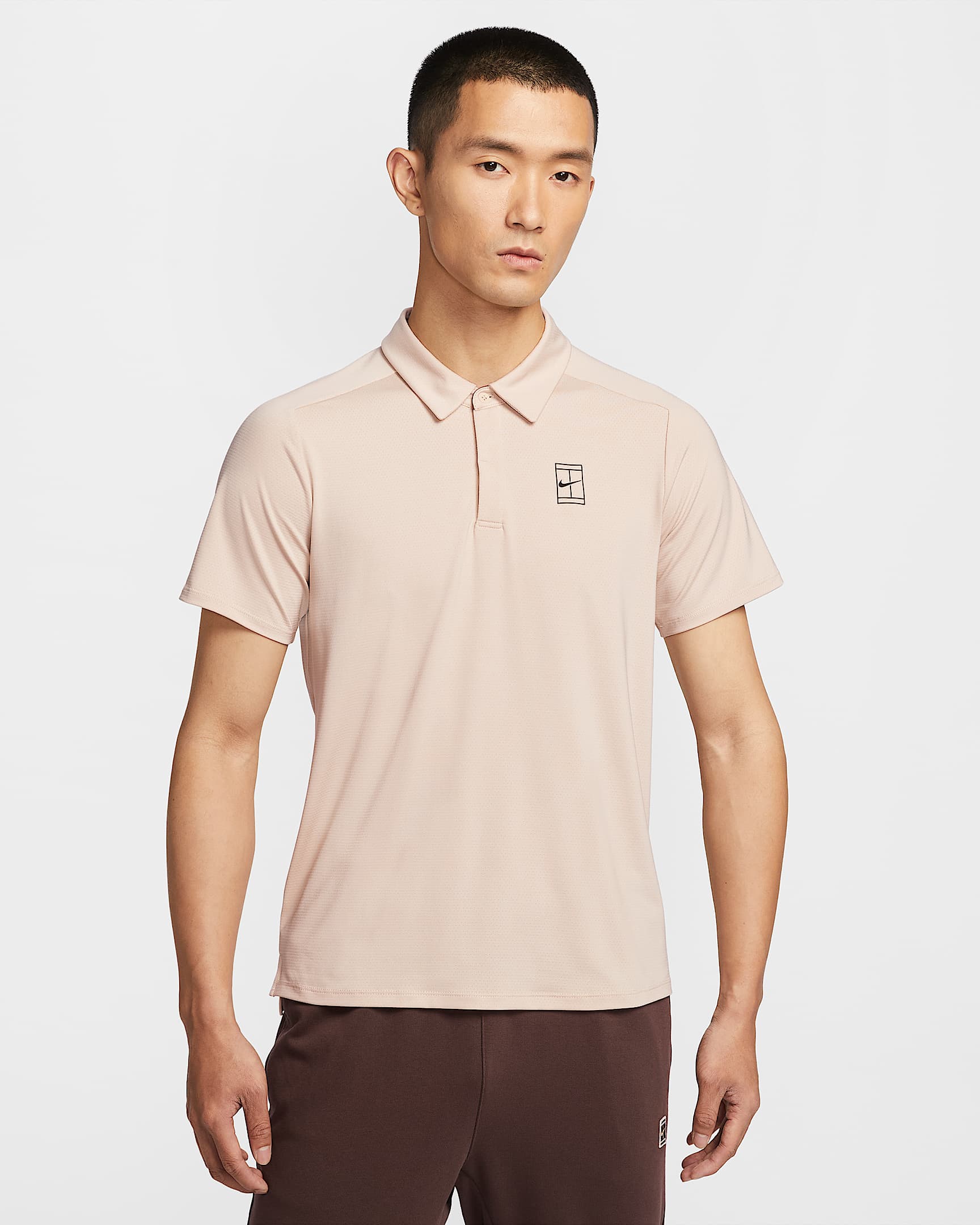 NikeCourt Advantage Dri-FIT 男子速干网球翻领T恤 - 沙堆白/浅英国褐