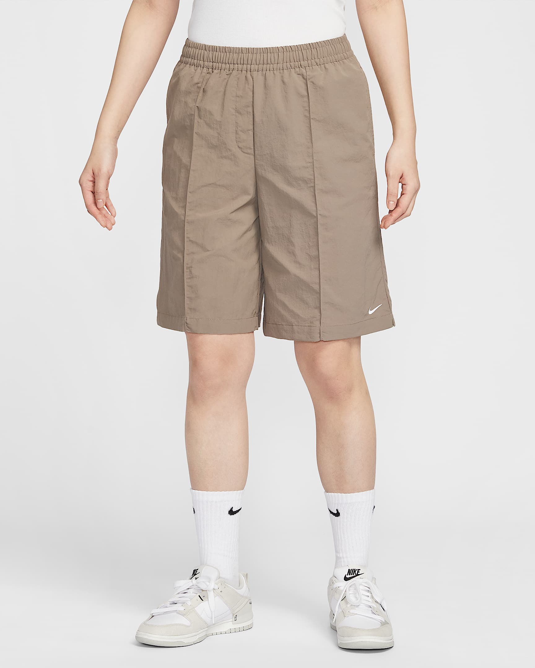 Nike Sportswear Everything Wovens 女子高腰防晒短裤 - 貂棕/白色