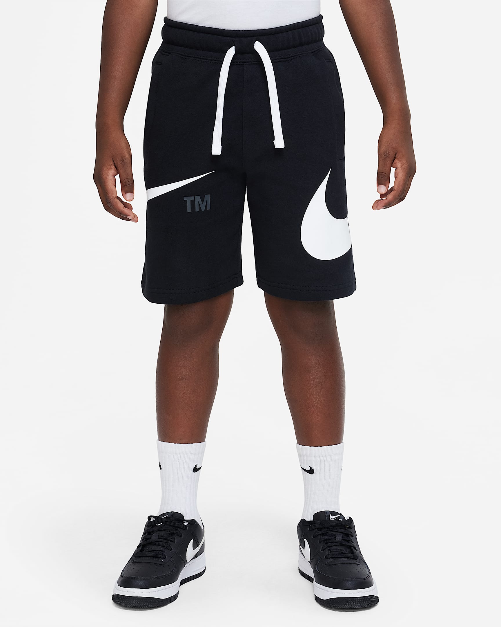 Nike Sportswear Swoosh 大童(男孩)短裤 - 黑/白色