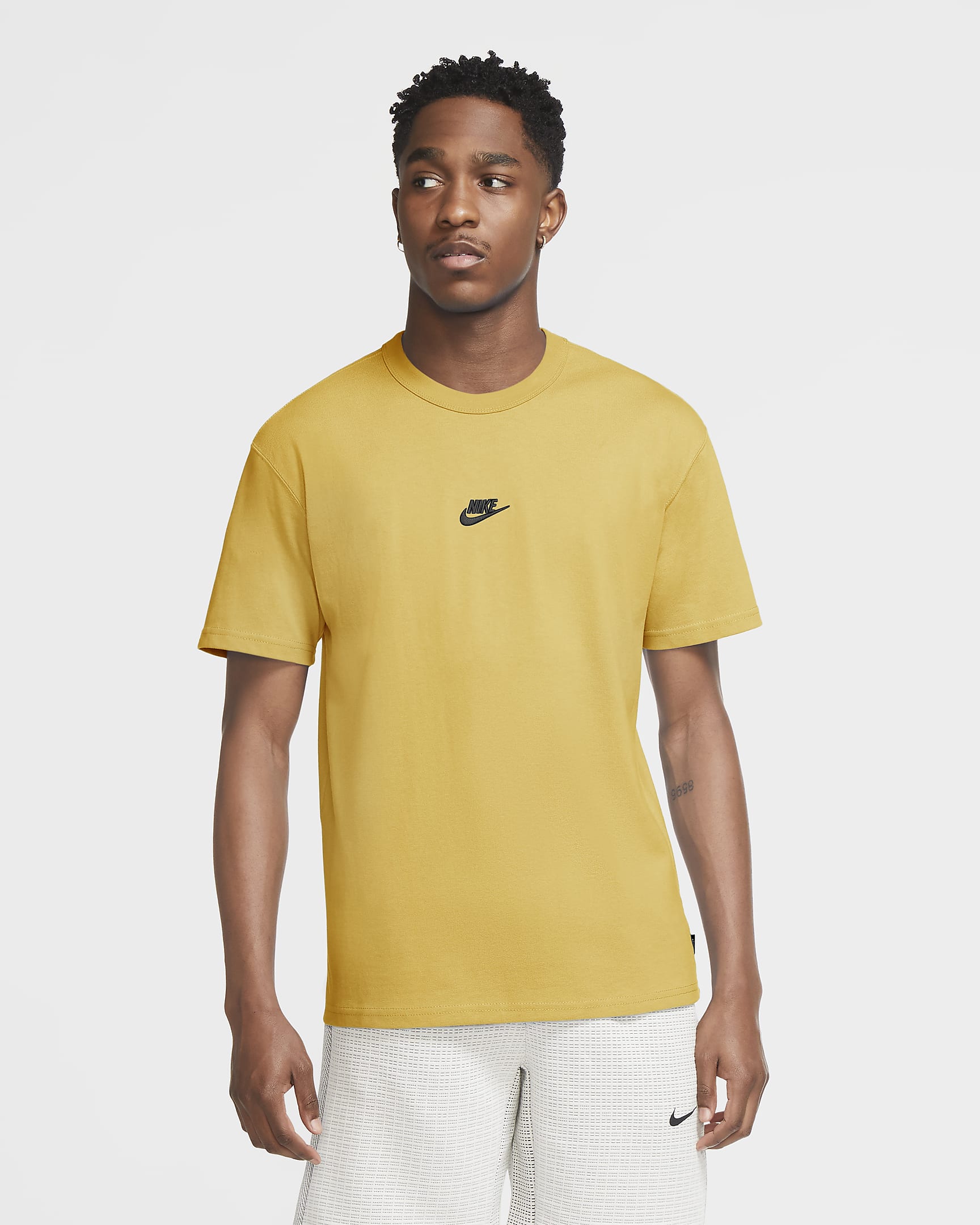 Nike Sportswear Premium Essential 男子T恤 - 土星金/黑