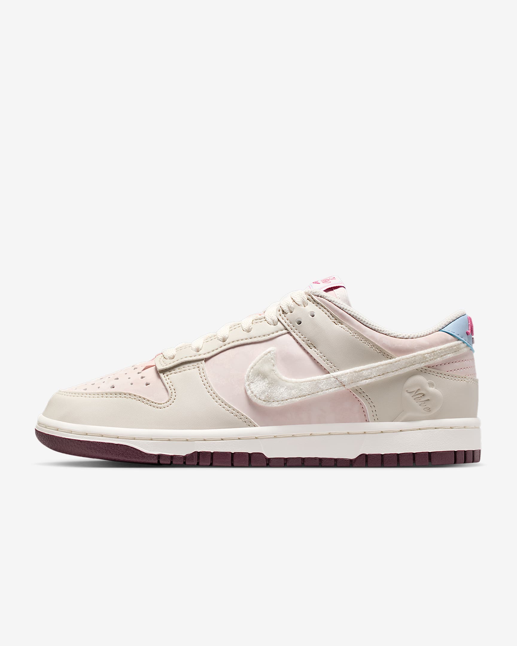 Nike Dunk Low 女子运动鞋 - 砂岩灰粉/浅骨色/鲜亮勃艮第酒红/帆白