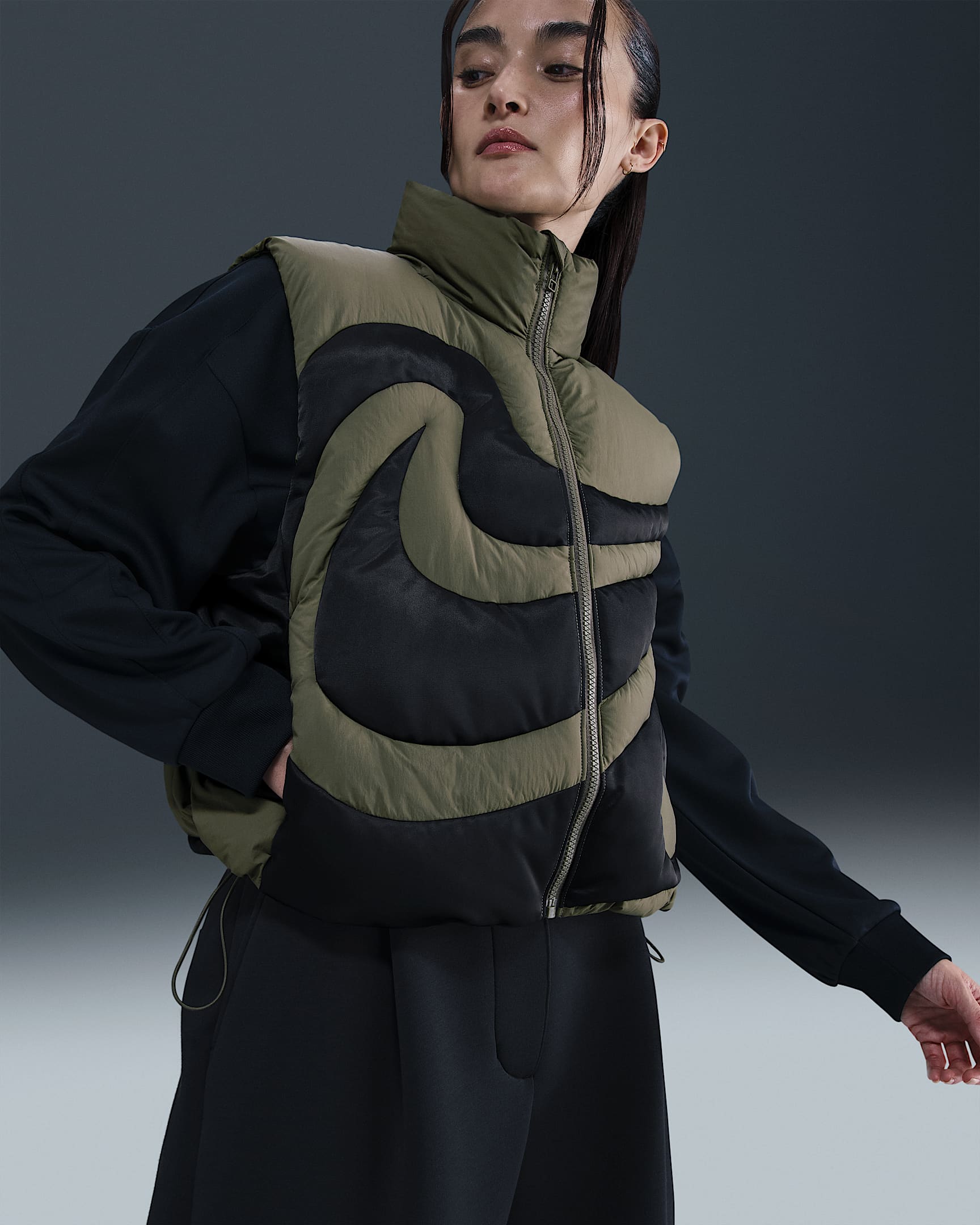 Nike Sportswear Swoosh Series 女子 Oversize 风羽绒马甲 - 中橄榄绿/黑/黑