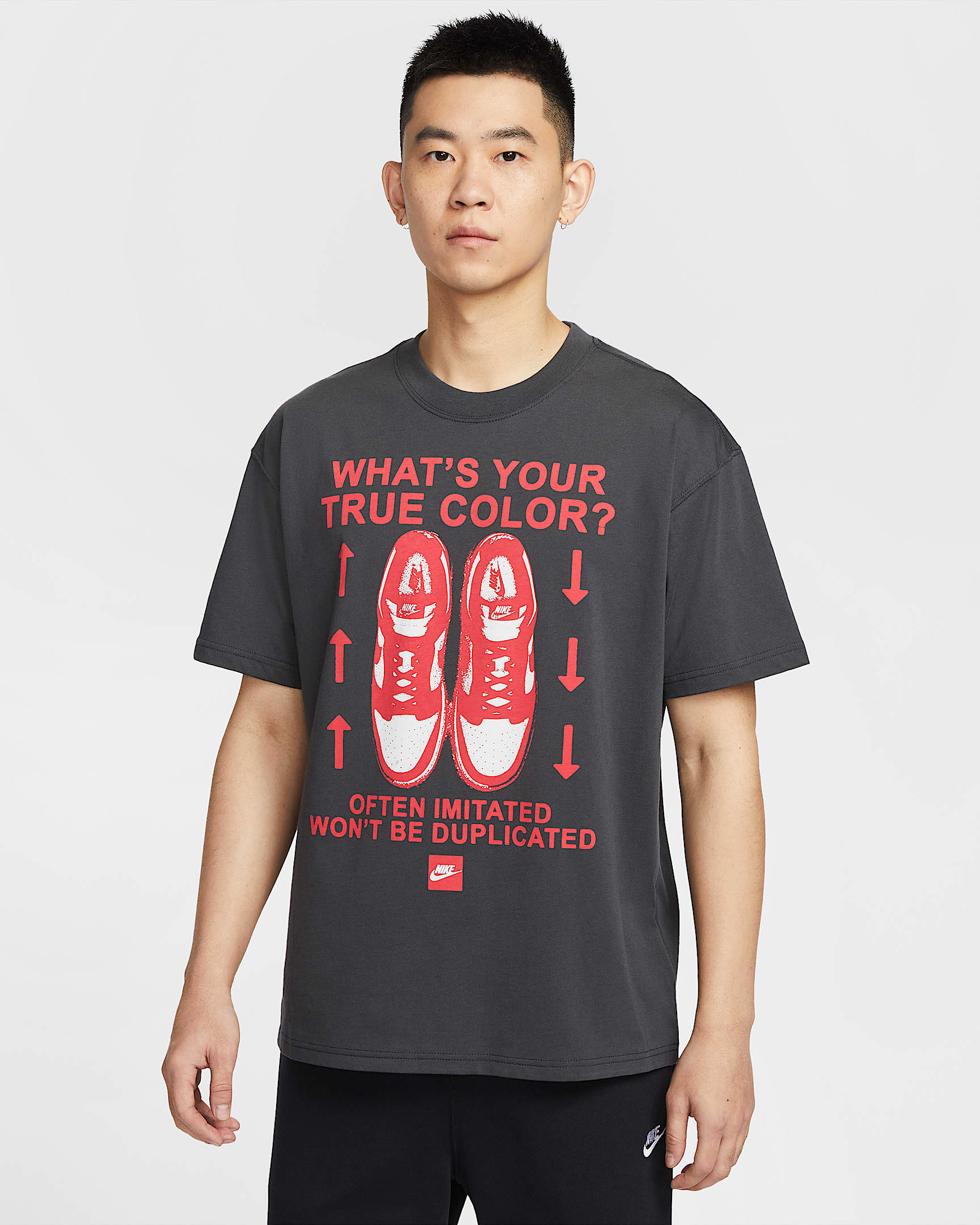 Nike Sportswear 男子T恤 - 煤黑