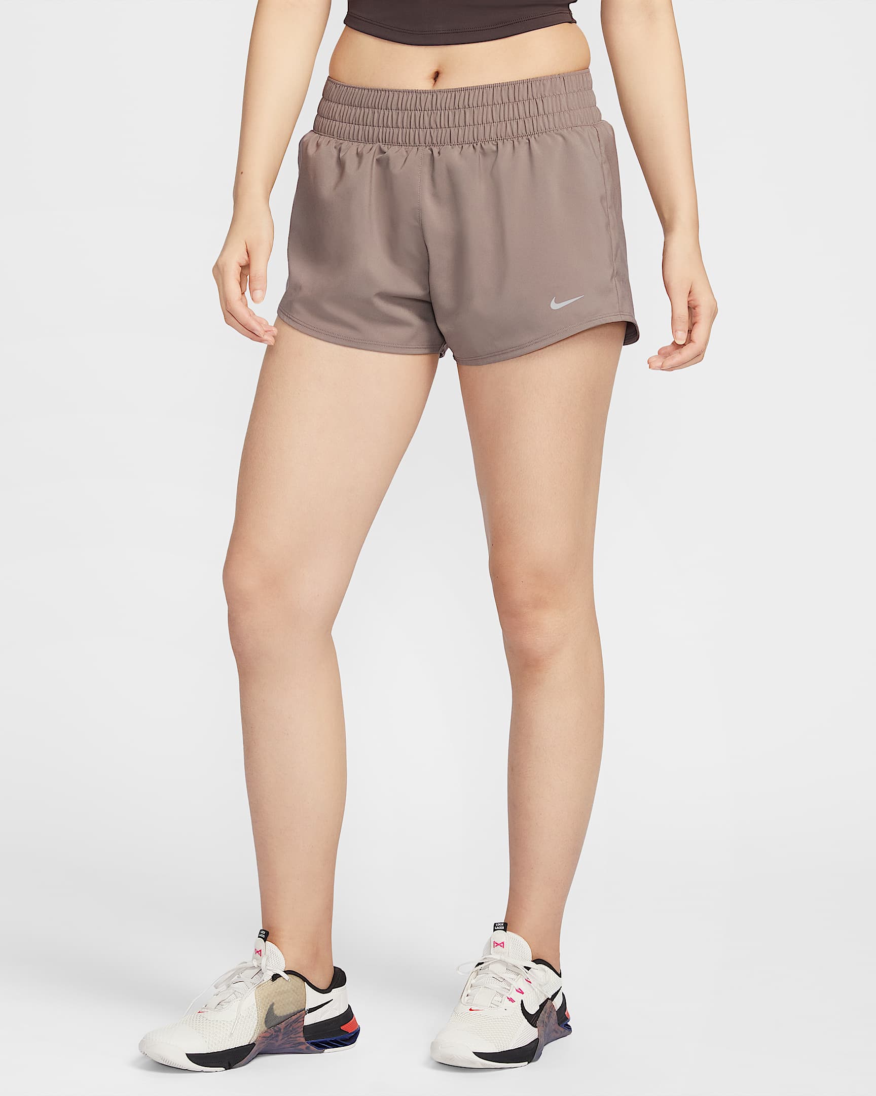 Nike Dri-FIT One 女子速干中腰短裤(含衬裤) - 貂棕
