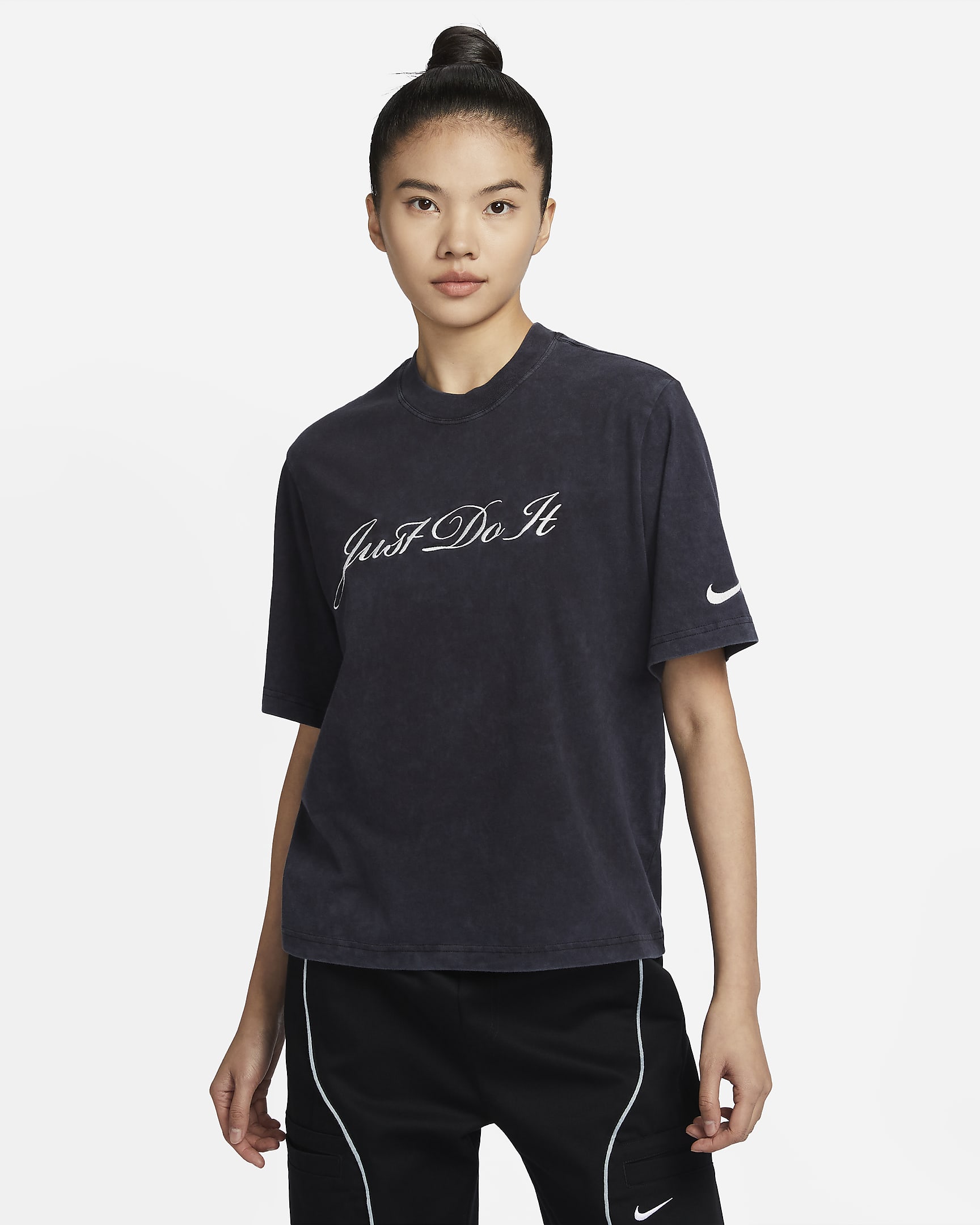 Nike Sportswear 女子纯棉T恤 - 黑/尘光子色