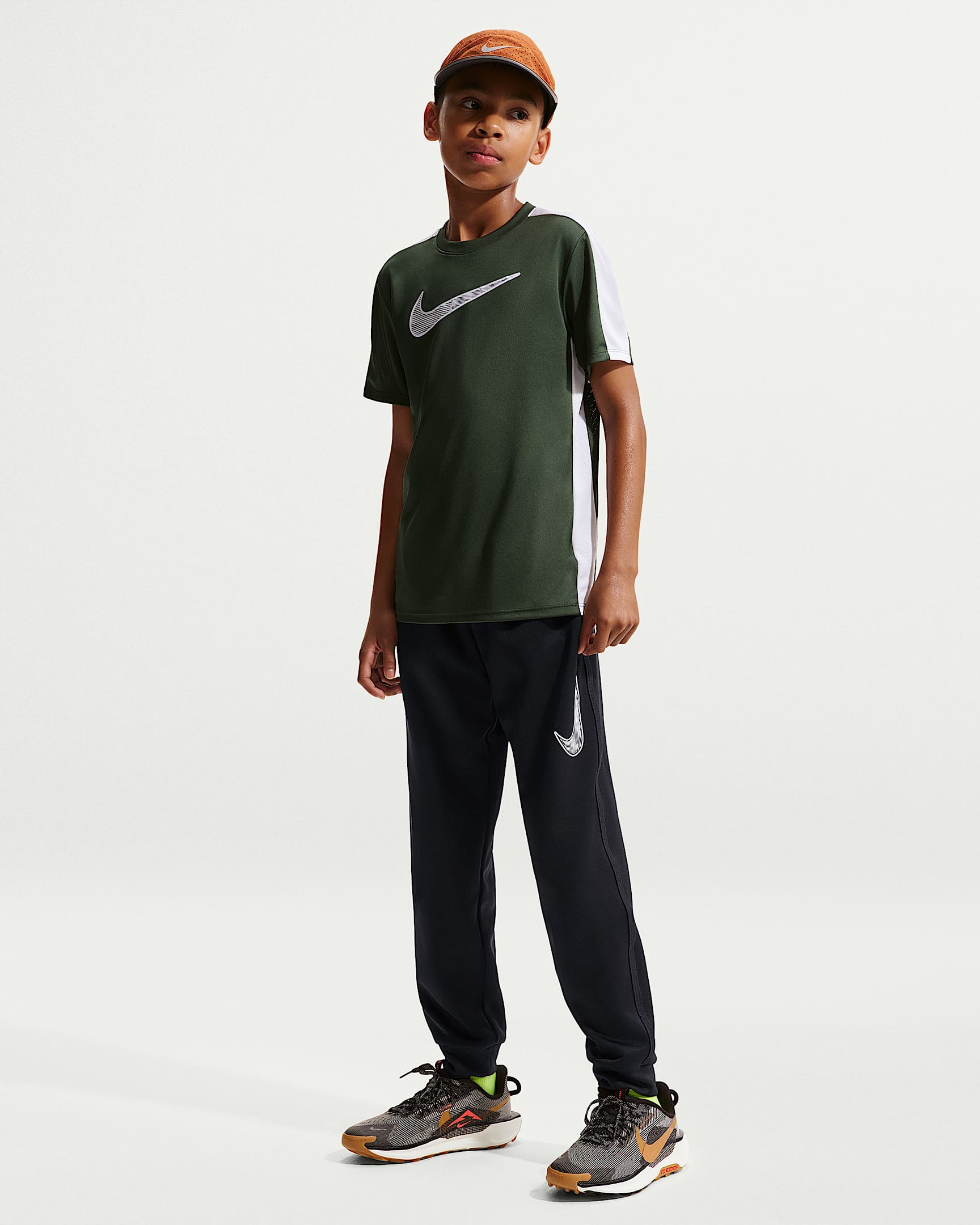 Nike Multi 马年限定脱缰系列新年款大童(男孩)针织训练长裤 - 黑/白色