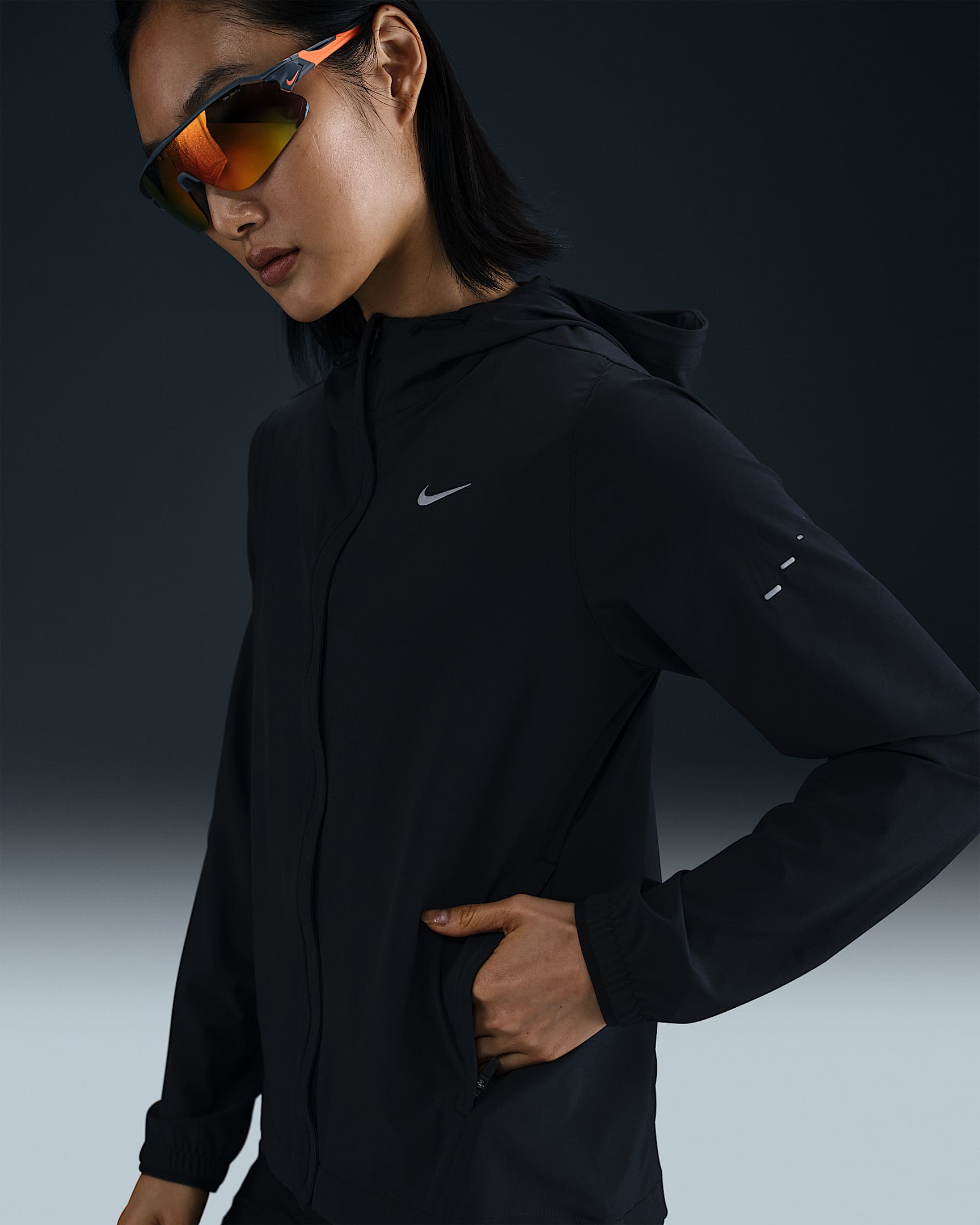 Nike Swift Repel 女子拒水可收纳跑步夹克防晒衣 - 黑