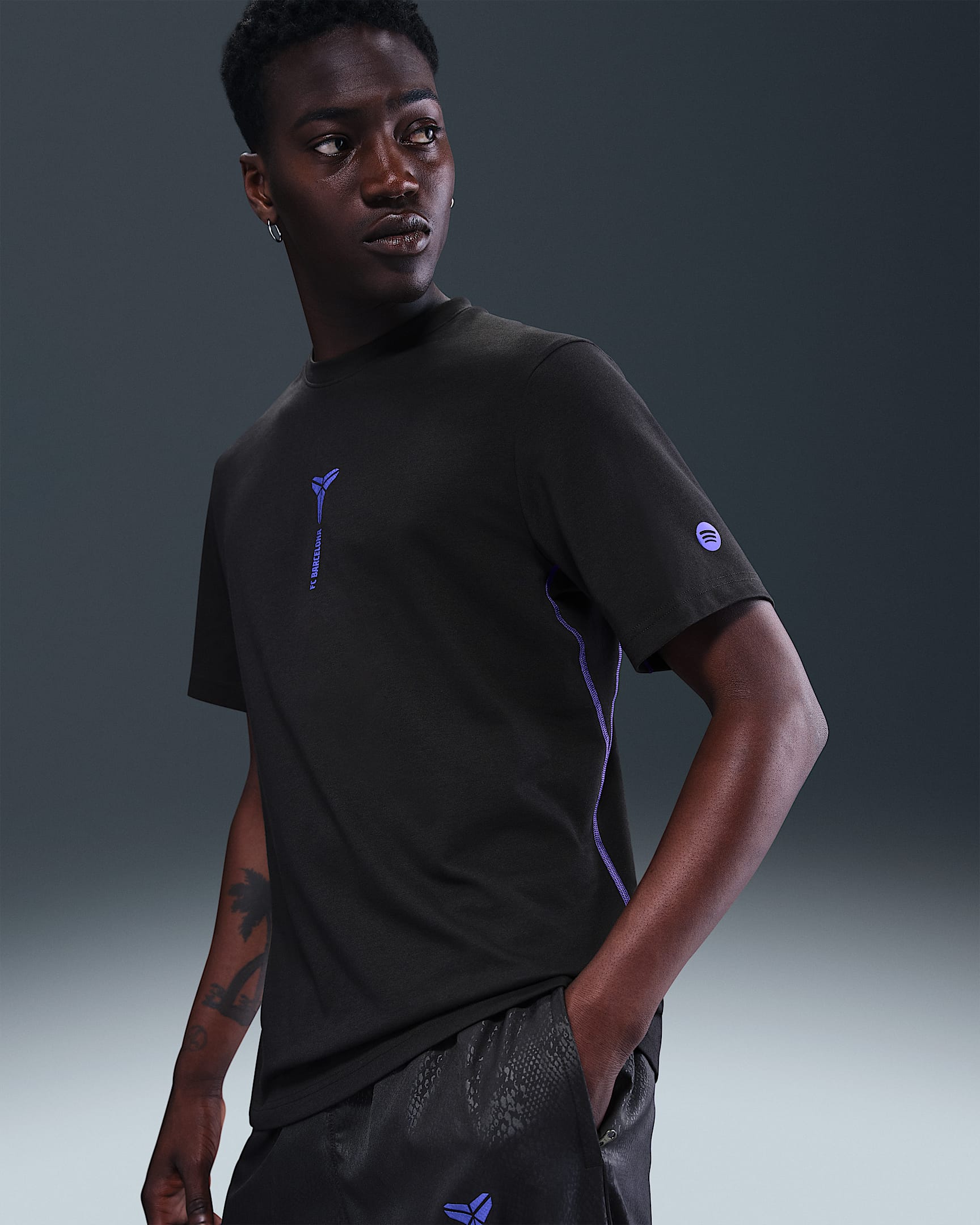 巴萨（巴塞罗那足球俱乐部）Primary Kobe Dri-FIT 科比男子速干足球短袖上衣 - 黑/黑/波斯紫/波斯紫