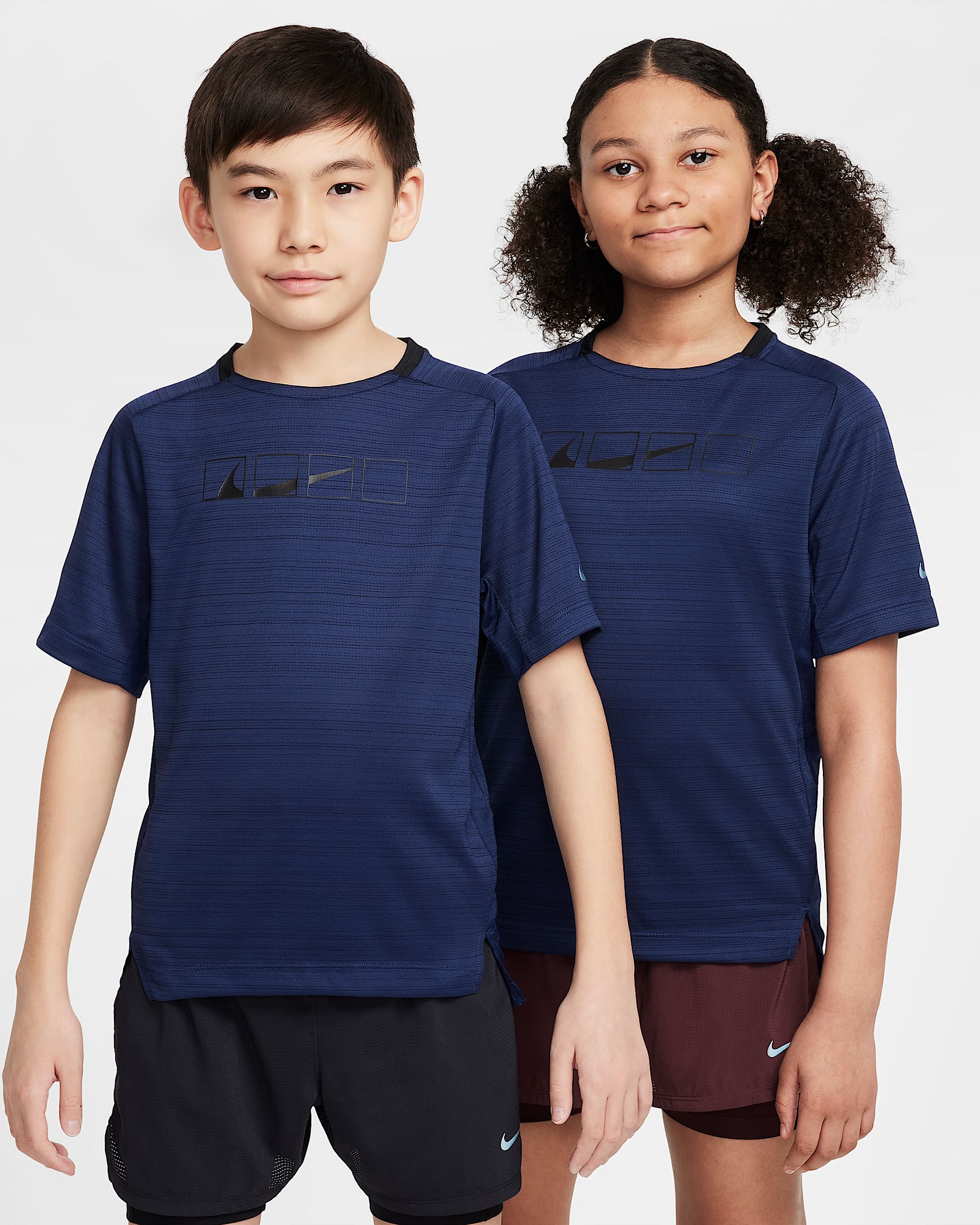 Nike Multi Dri-FIT 大童（男孩）速干短袖上衣 - 深藏青/黑