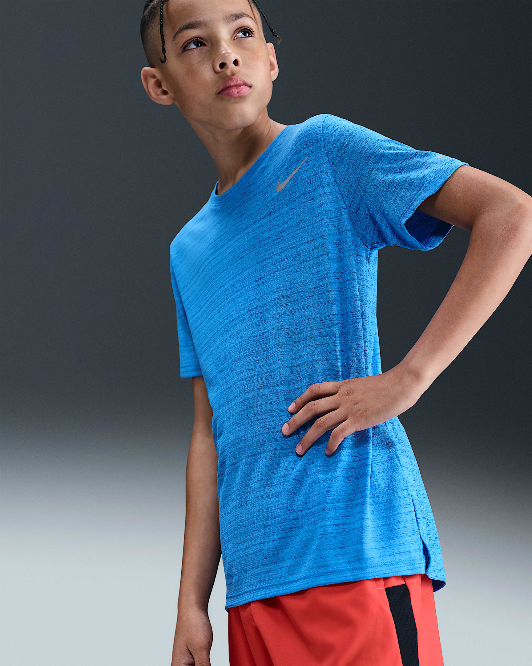 Nike Dri-FIT Miler 大童(男孩)透气速干短袖训练上衣 - 浅清透蓝