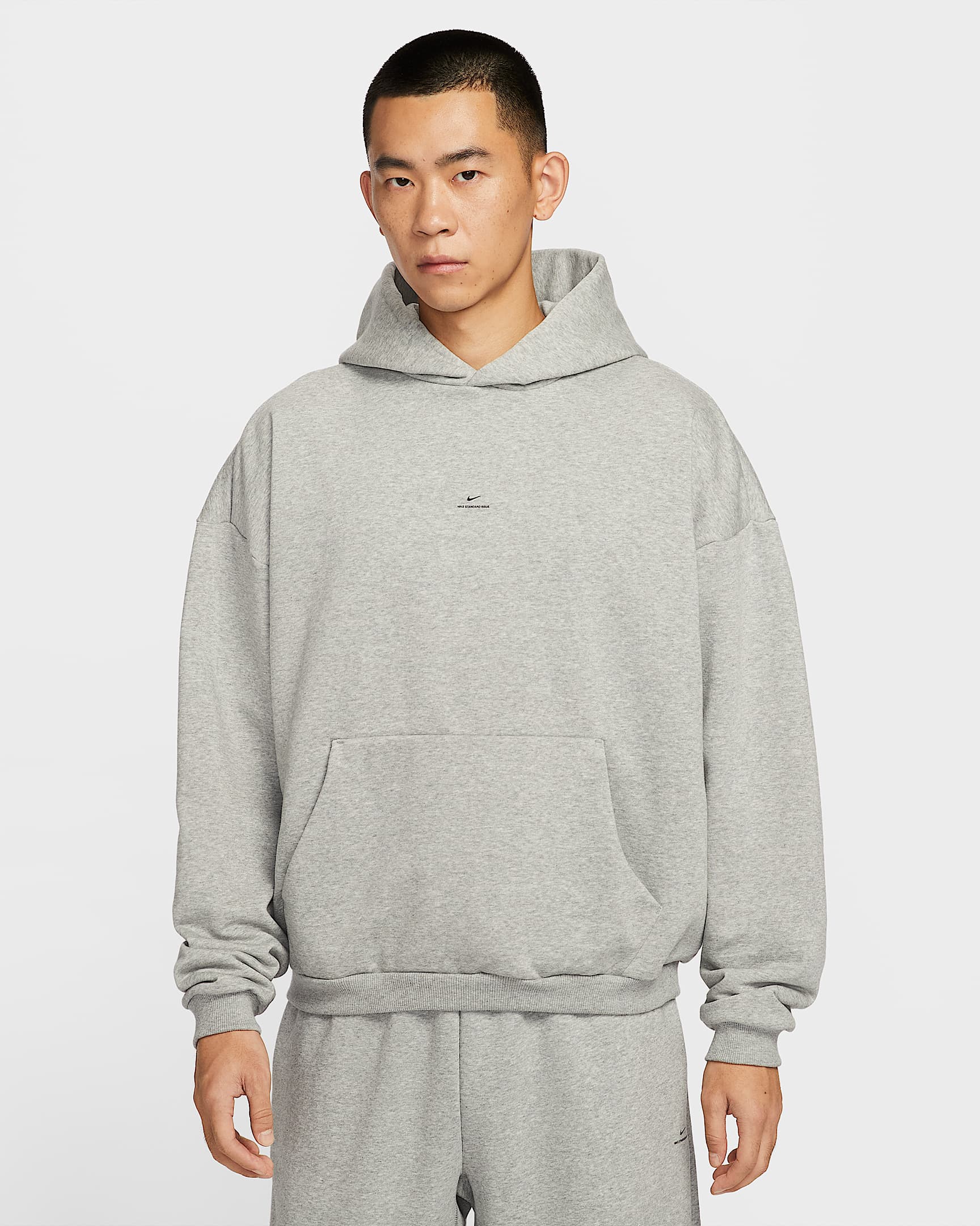 Nike Standard Issue Therma-FIT 男子加绒篮球套头连帽衫 - 调色暗灰/黑