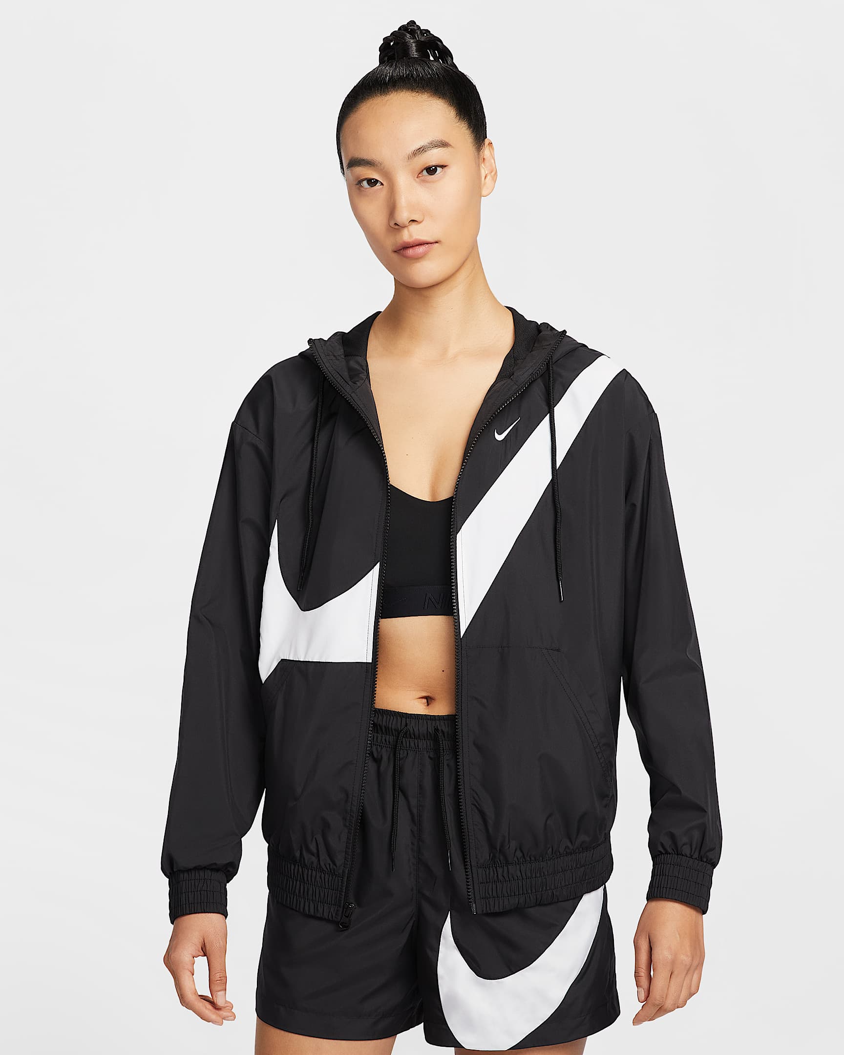 Nike Sportswear Classic 女子宽松全长拉链开襟标志夹克防晒衣 - 黑/白色